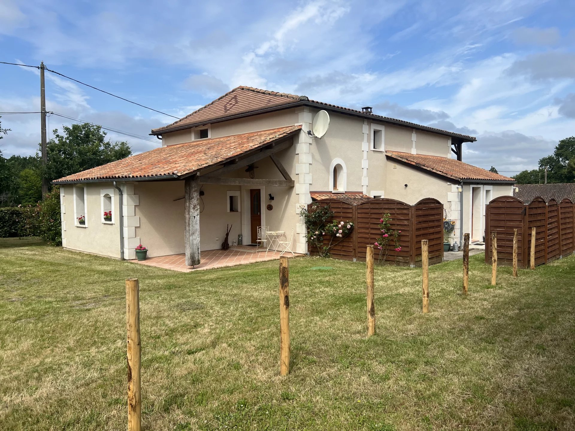 Spacious 3 bedroom 3 bathroom detached property in a countryside location 11km’s outside Riberac, Aquitaine – France – BVI75289