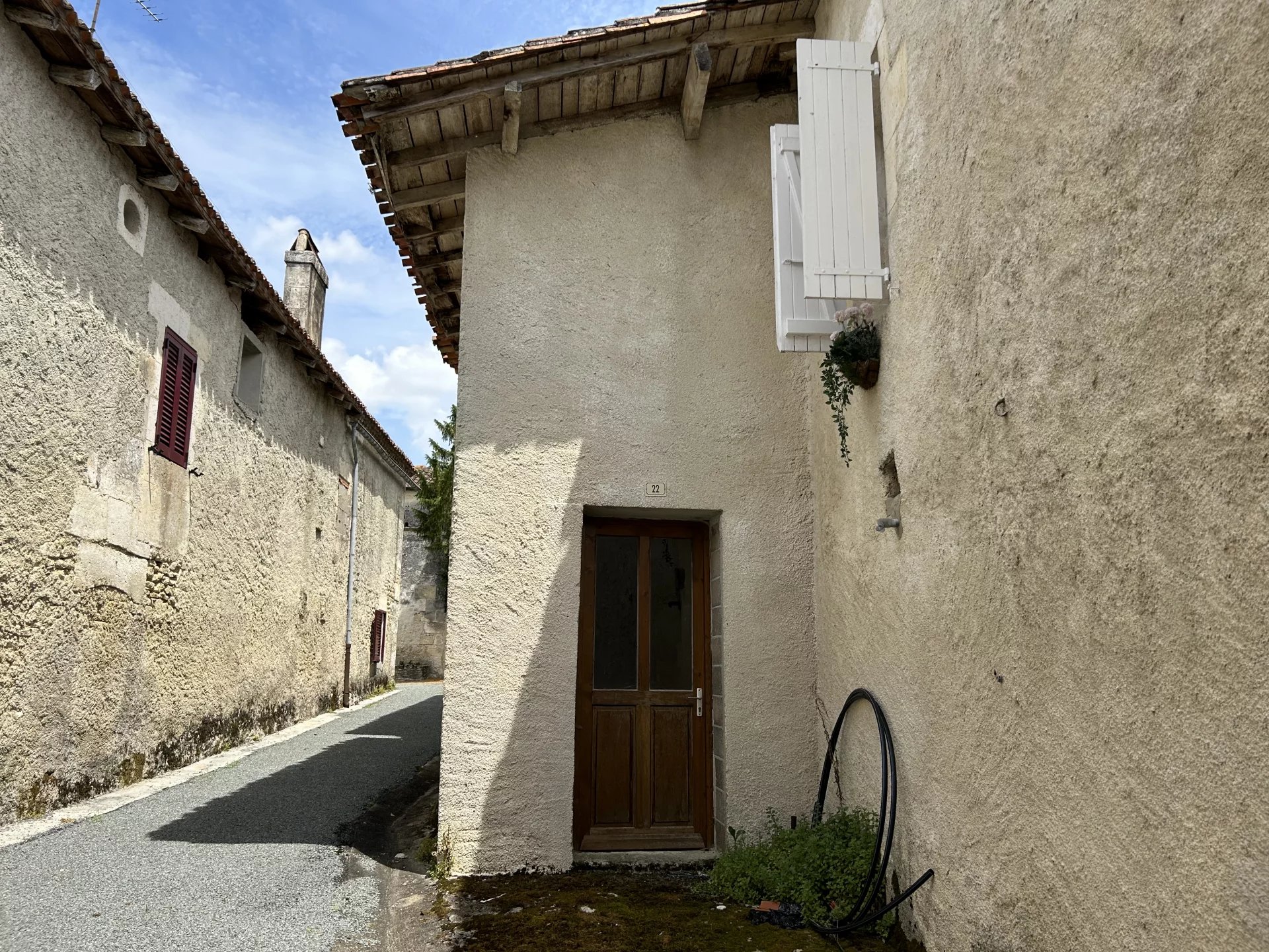 House to renovate in picture postcard village, Aquitaine – France – BVI70951