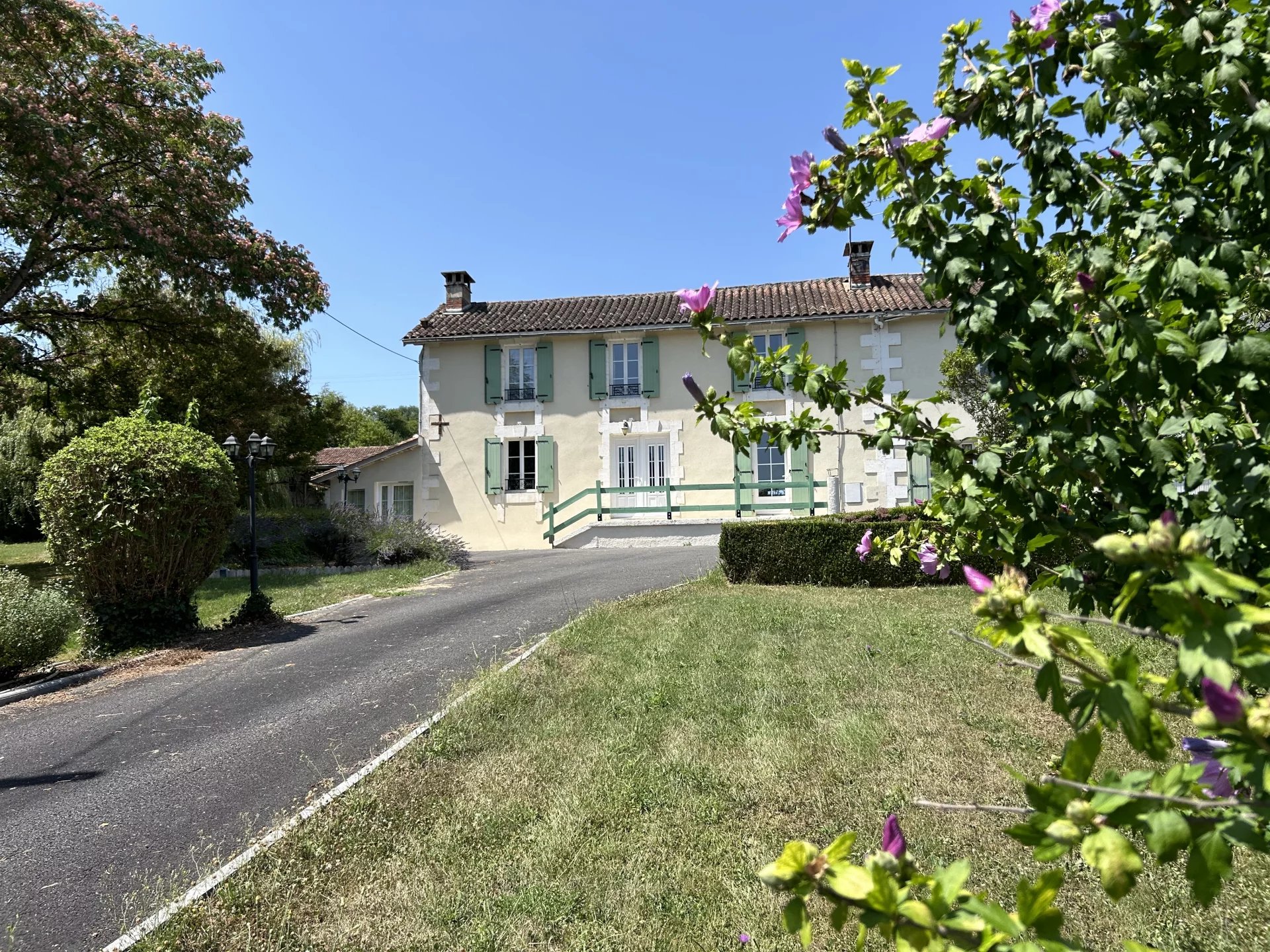 Renovated 4-bed house, a 3-car garage, and outbuildings on 1.3 ha, Poitou-Charentes – France – BVI76529