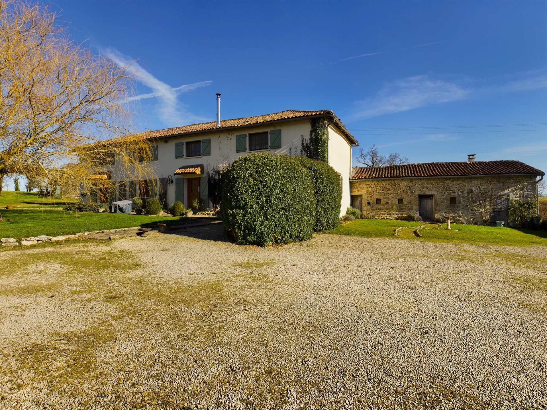 Two exceptional homes, with outbuildings, a lake and 14 hectares of land, Poitou-Charentes – France – BVI68781