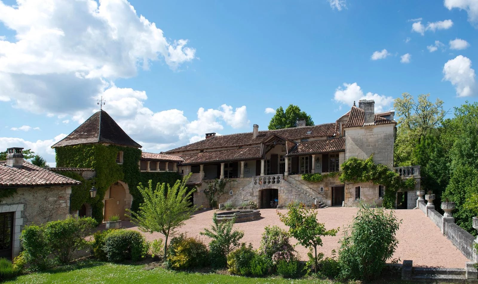 Splendid 17c gentilhommiere, situated close to Brantome, Aquitaine – France – BVI76036