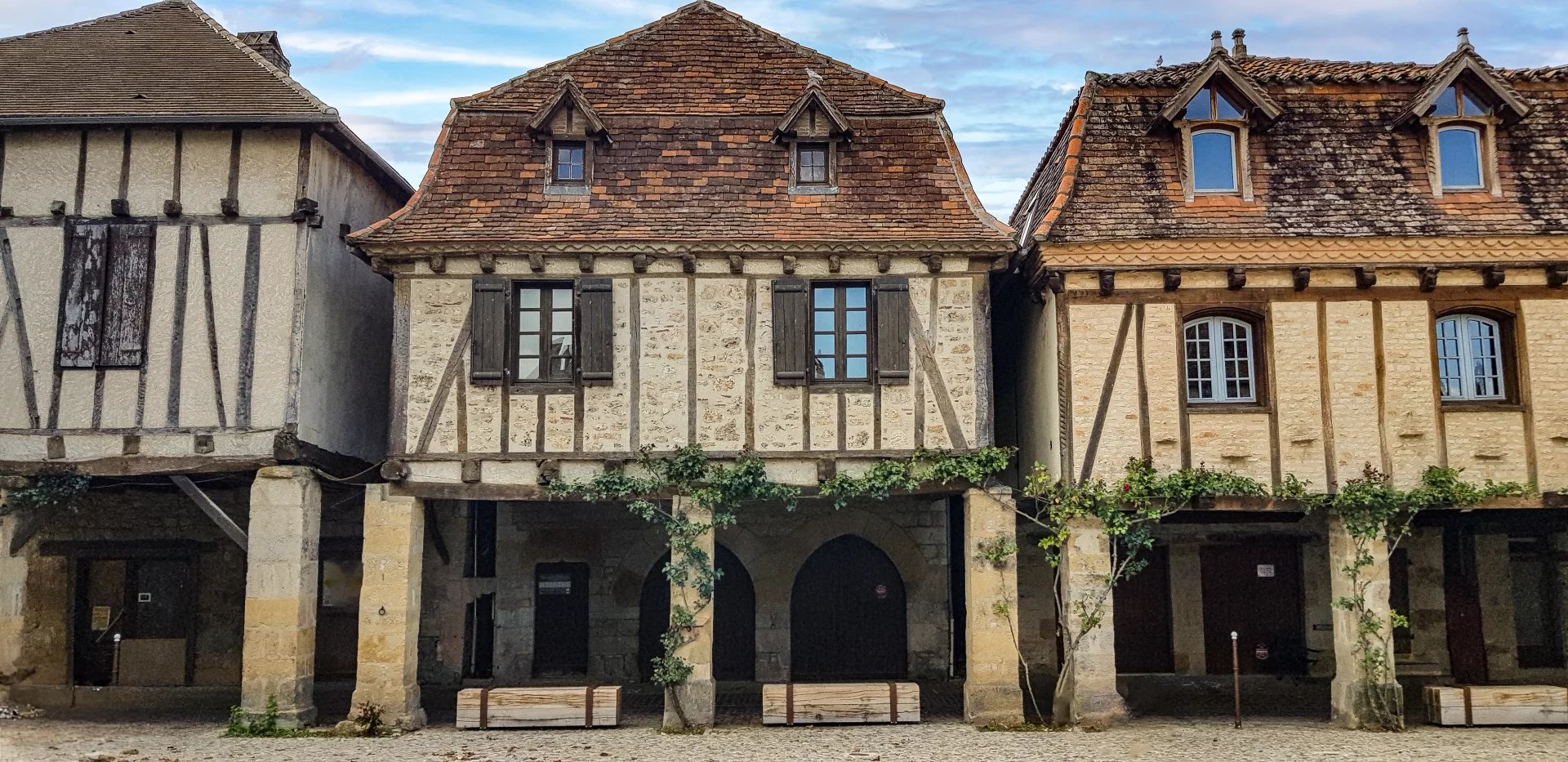 Spacious medieval house in the heart of a busy market town, Midi-Pyrénées – France – BVI70575