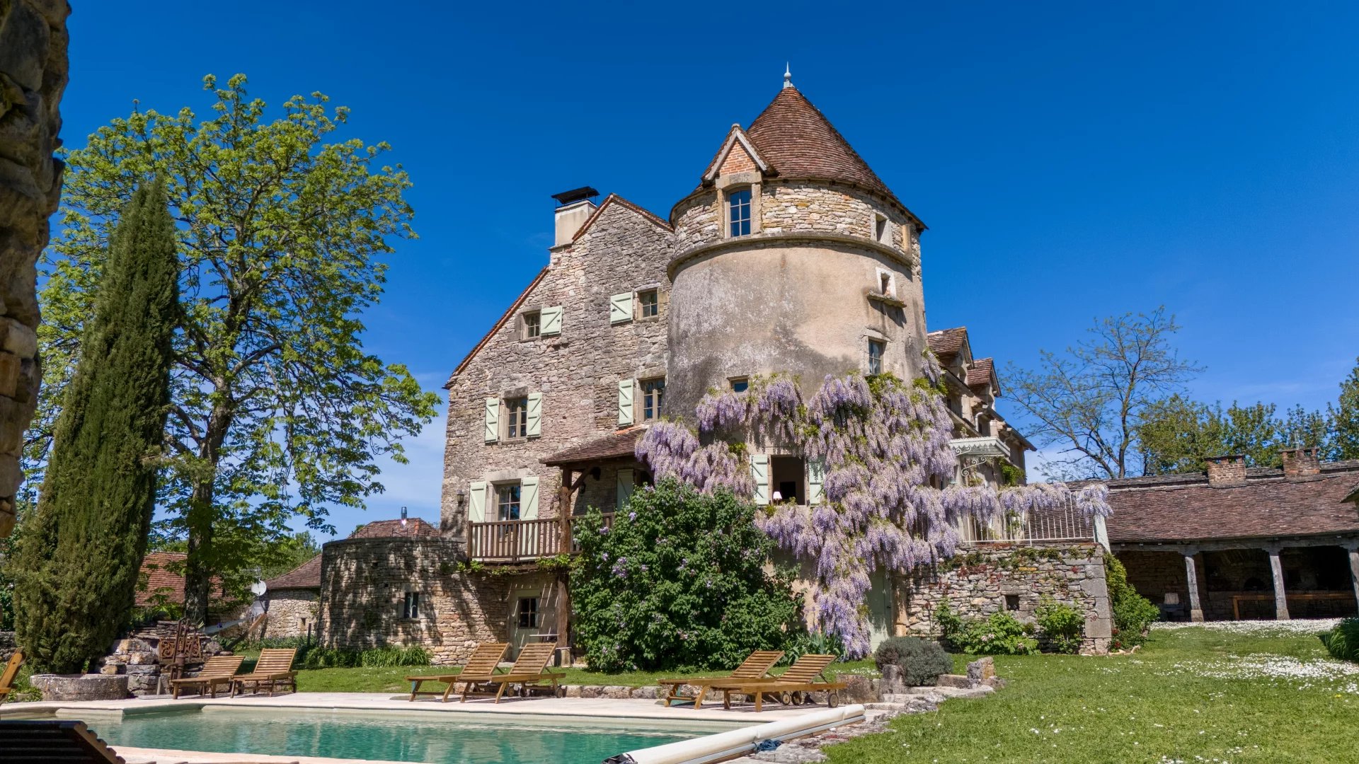 Remarkable and unusual 15th-century manor house, Midi-Pyrénées – France – BVI58778