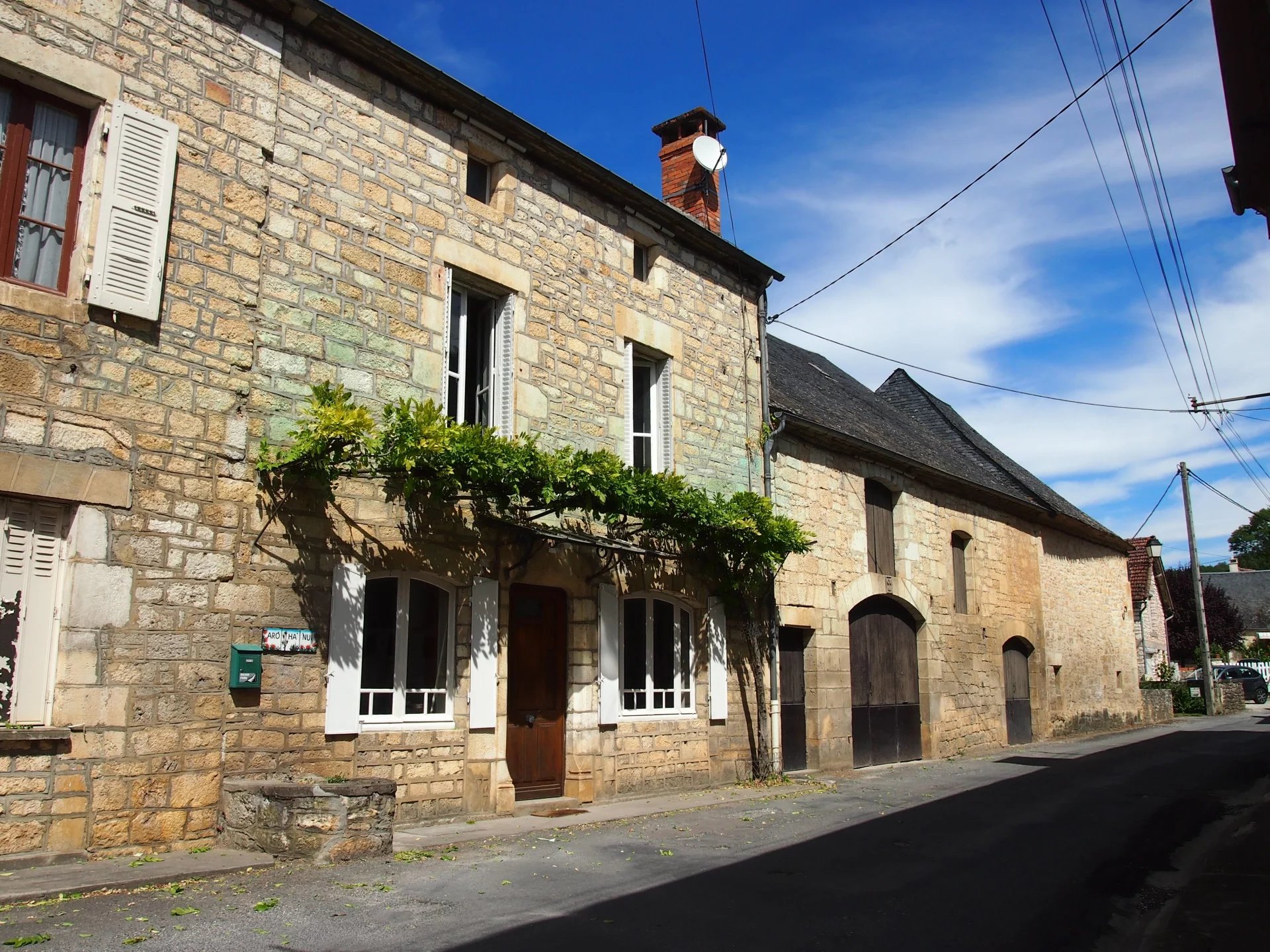 Spacious 4 bed village house with views of the countryside and large barn, Aquitaine – France – BVI74101
