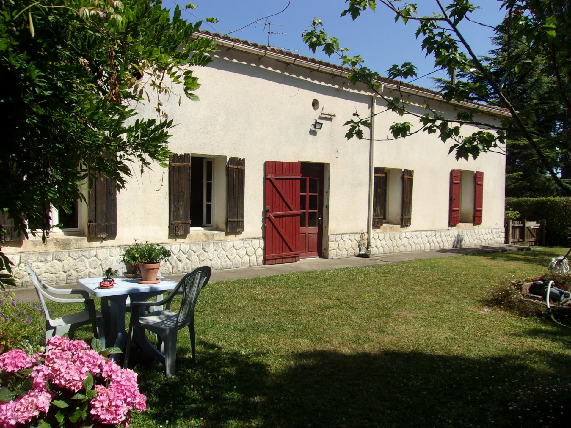 Charming 3 bedroom longére with attached barns and wooded park, Aquitaine – France – BVI76059