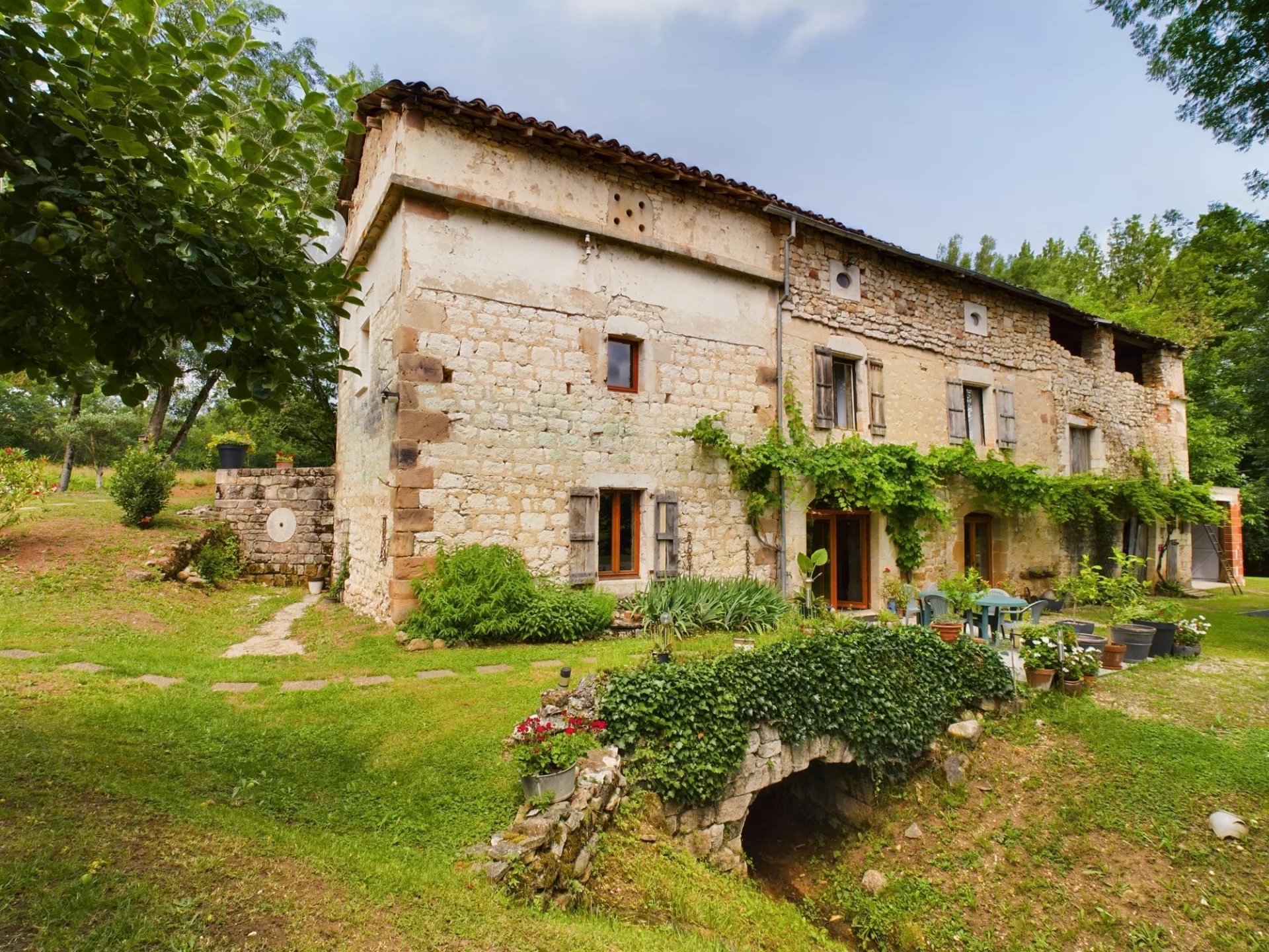 Former mill in a haven of peace in the Golden Triangle, Midi-Pyrénées – France – BVI70576