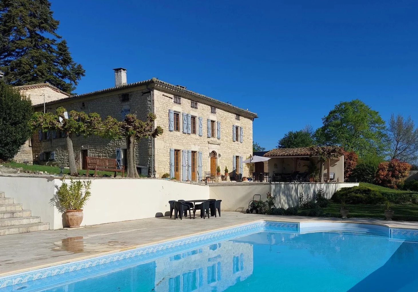 5 bedroom property with 3 bedroom cottage, pool, 2.5 acres of land and stunning views, Midi-Pyrénées – France – BVI70679