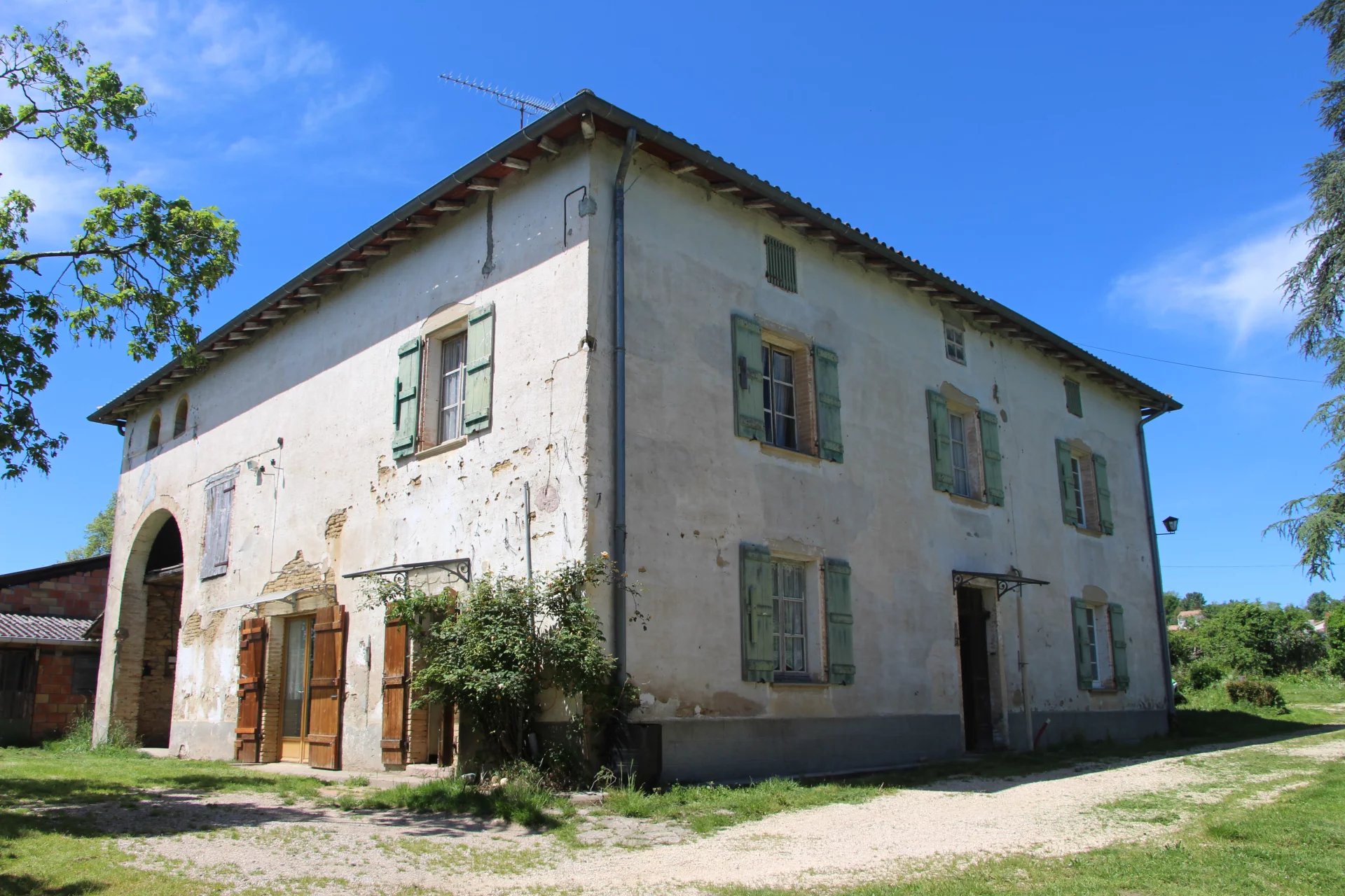 Large house with outbuildings and land to finish renovating, Midi-Pyrénées – France – BVI70219
