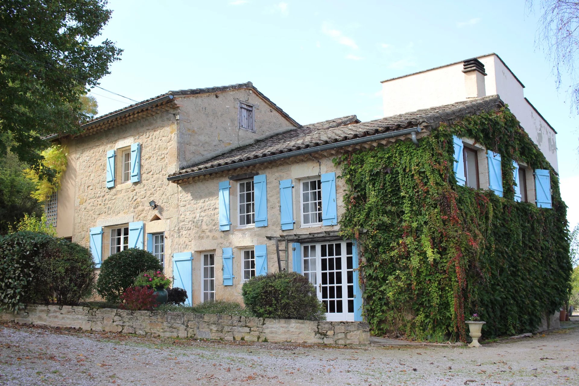 Stone property with 2 guest houses, 7 ha of land, walking distance to historical village, Midi-Pyrénées – France – BVI77504