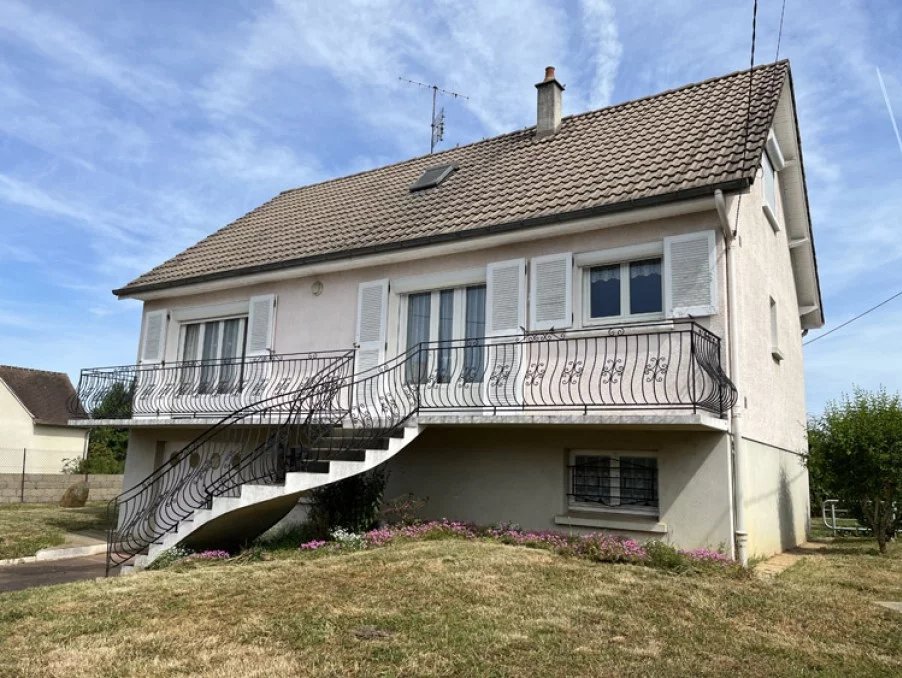 Traditional ‘sous-sol’ style in the heart of a thriving village, Centre – France – BVI71559