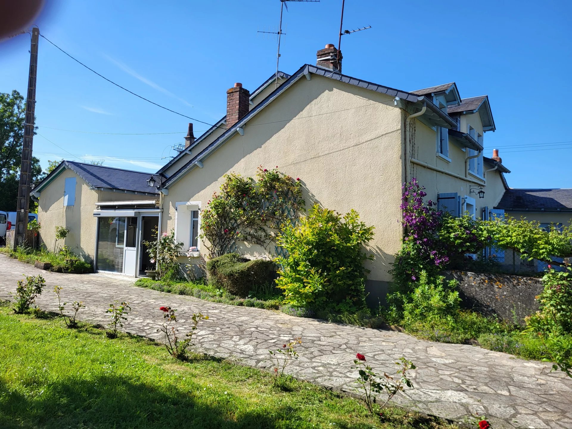 2 houses on 15000m² of land close to town centre, Poitou-Charentes – France – BVI66442