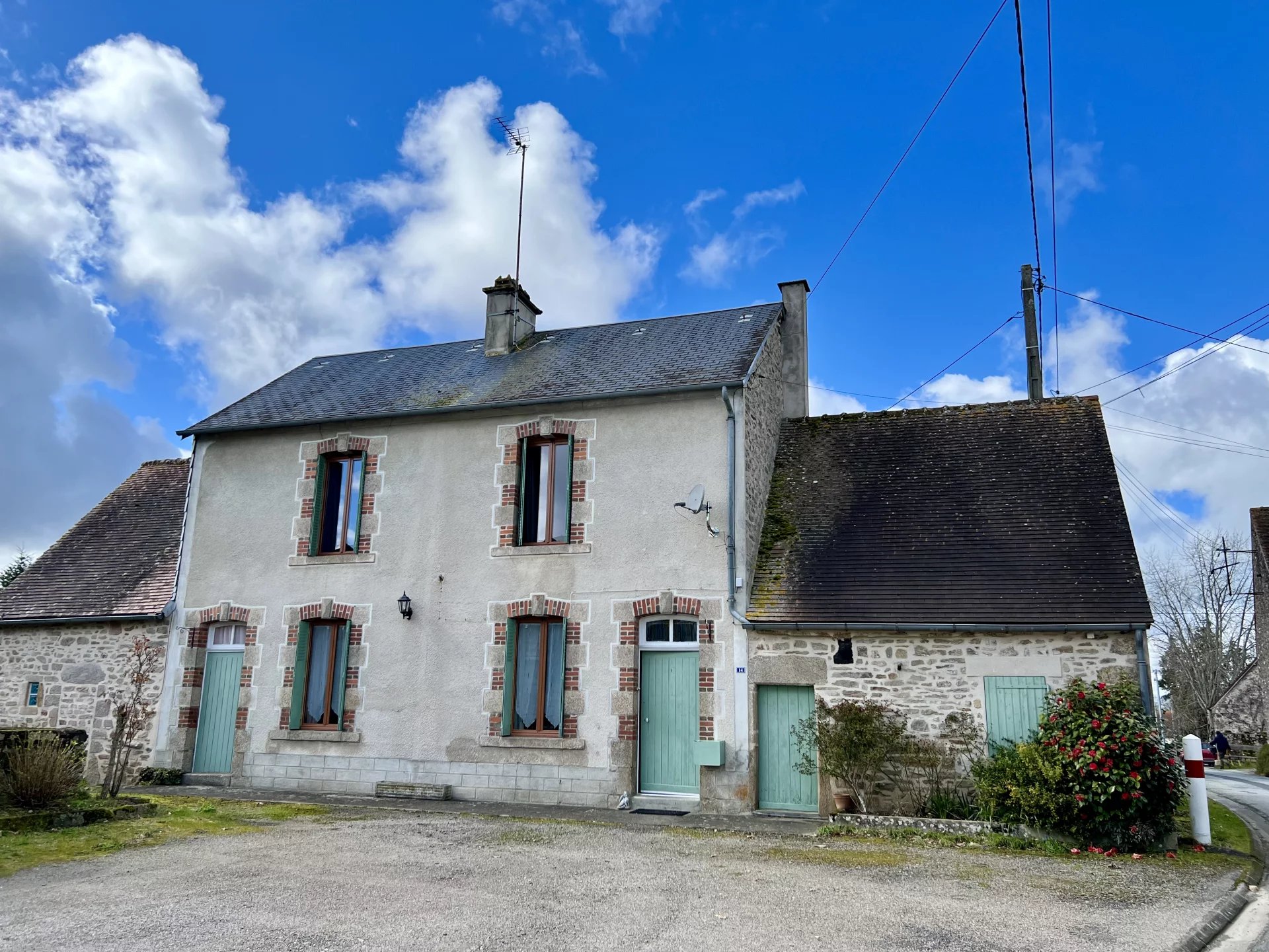 A delightful 3 bed family home with large barn, Limousin – France – BVI74225
