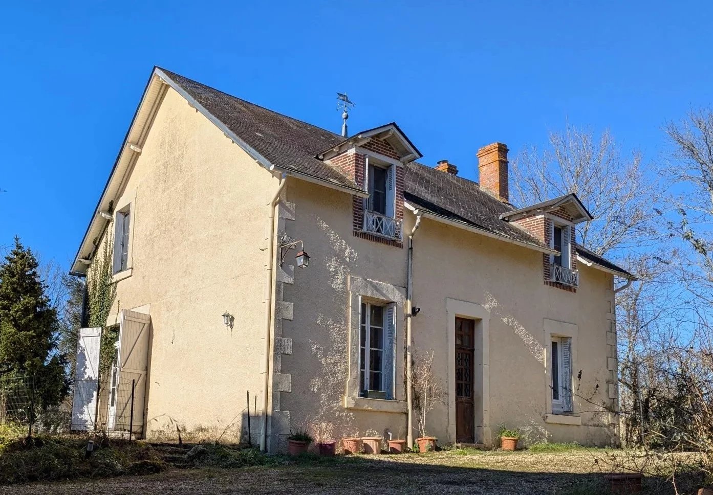 Peaceful 4-bed riverside property with guest cottage, Poitou-Charentes – France – BVI67865