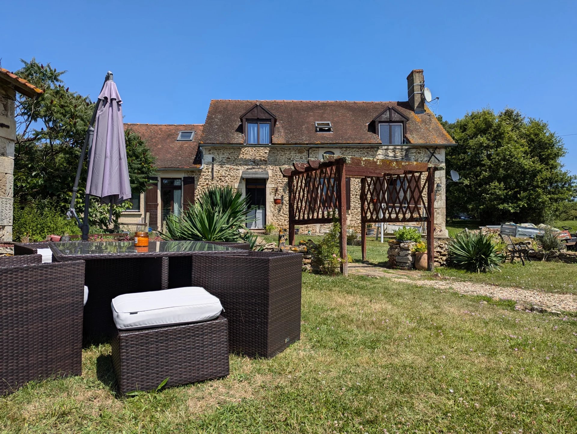 Beautiful character property with guest house and outstanding fishing lake, Poitou-Charentes – France – BVI75855