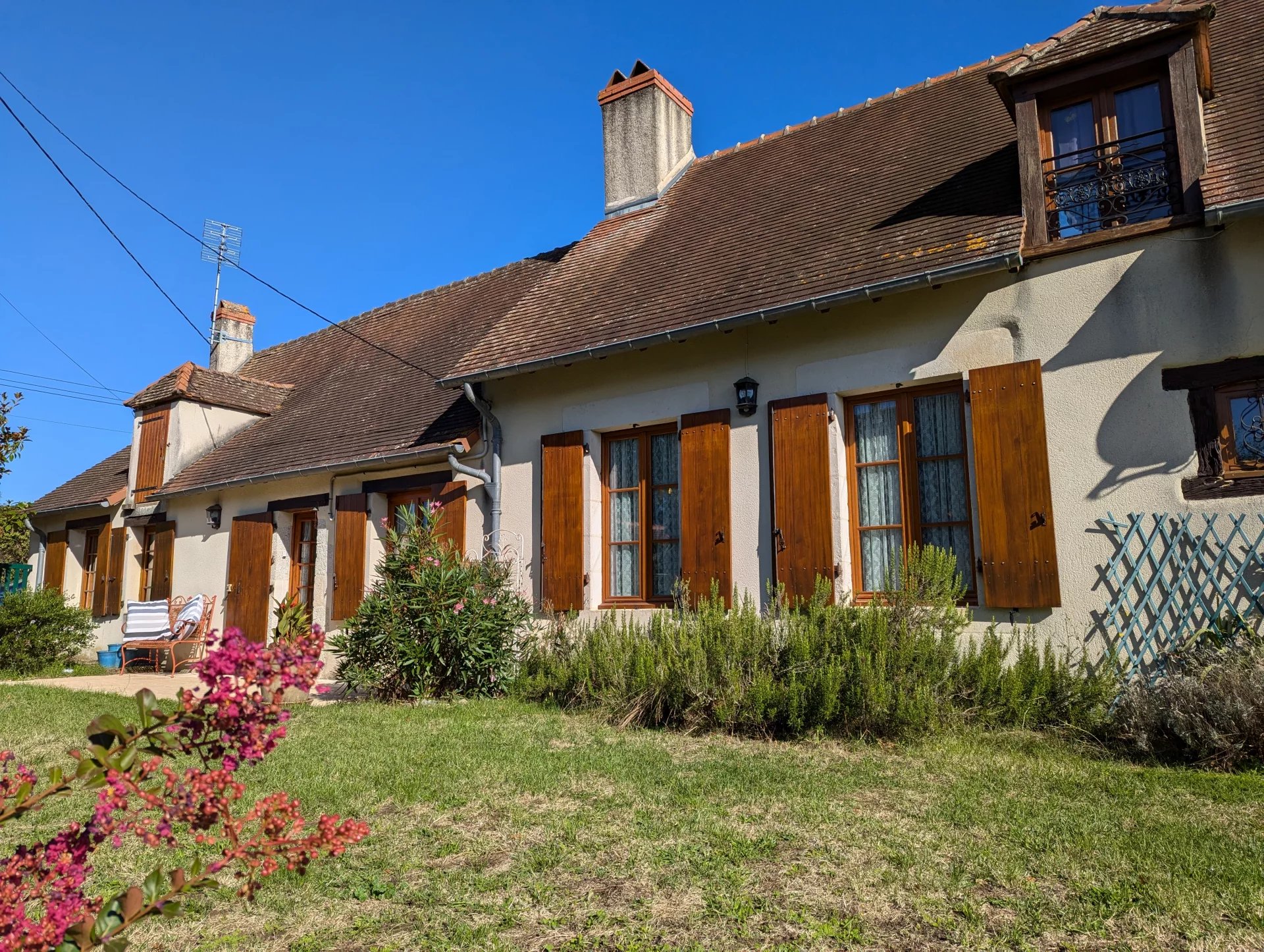 Delightful 2 bedroom character cottage with guest house and pool, Poitou-Charentes – France – BVI76820