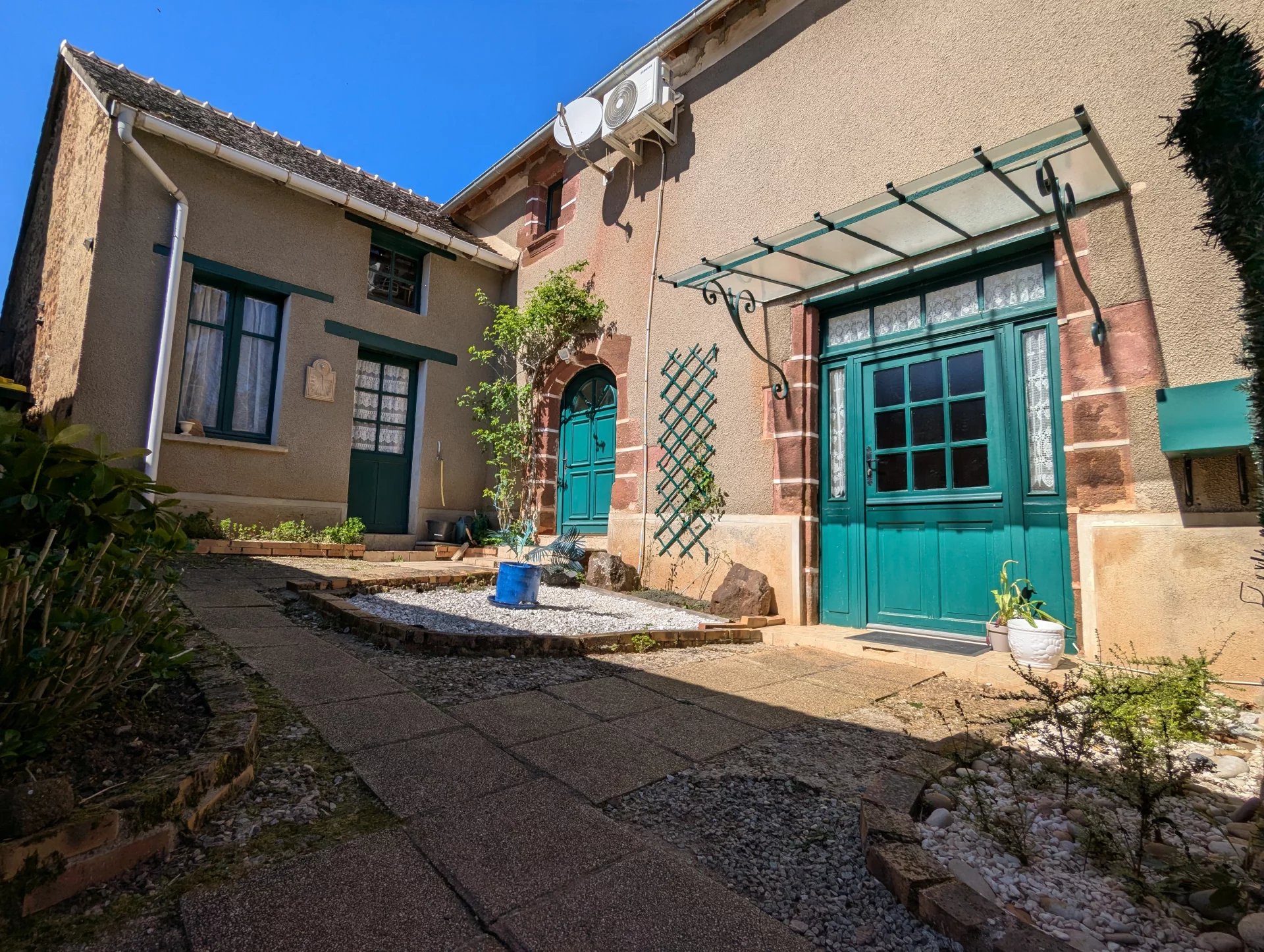 Delightful, characterful family home in the heart of the Indre (36), Centre – France – BVI80048