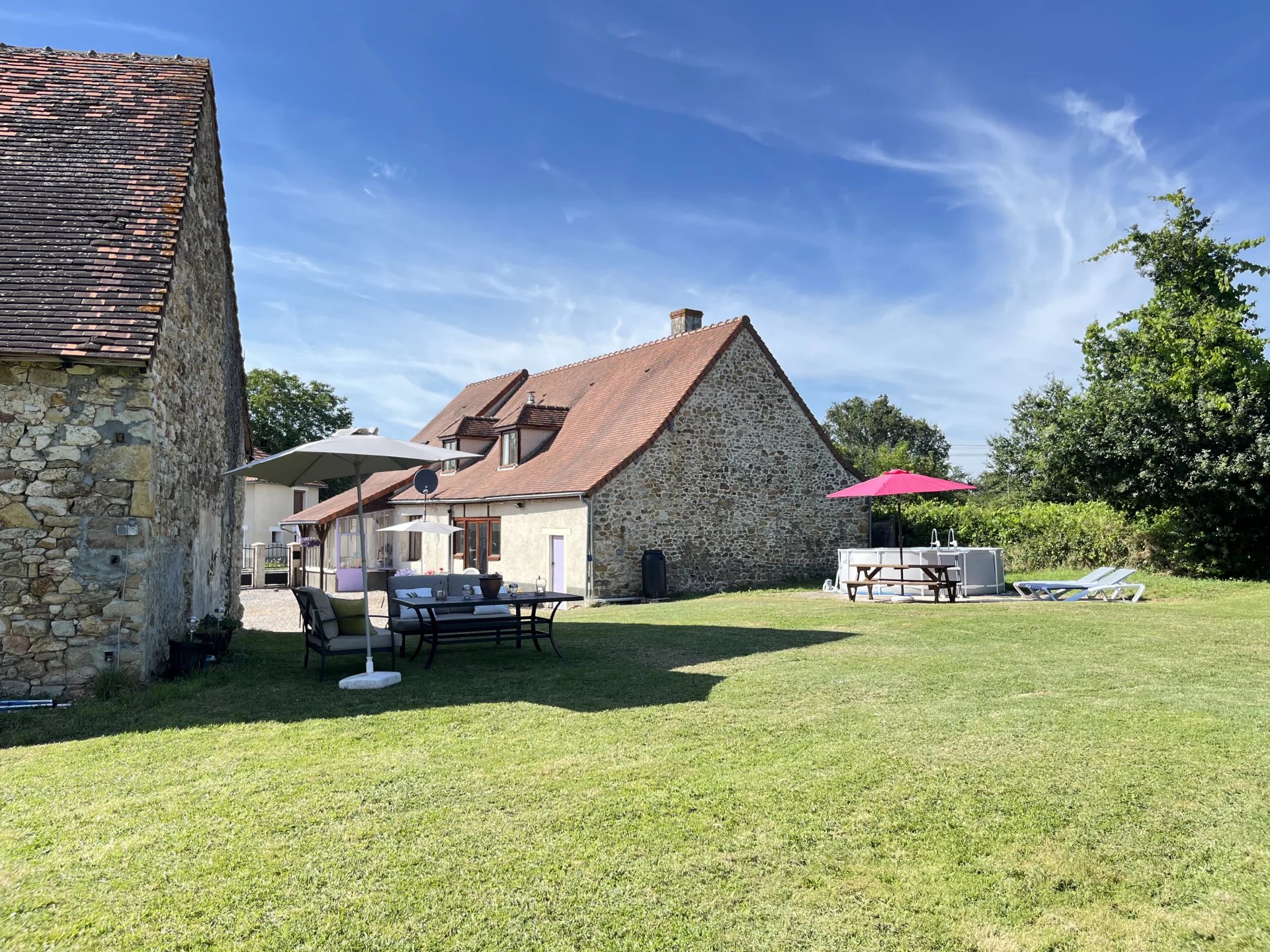 Great value house! 4 bedrooms, 2 bathrooms, barns and gardens!, Poitou-Charentes – France – BVI75858