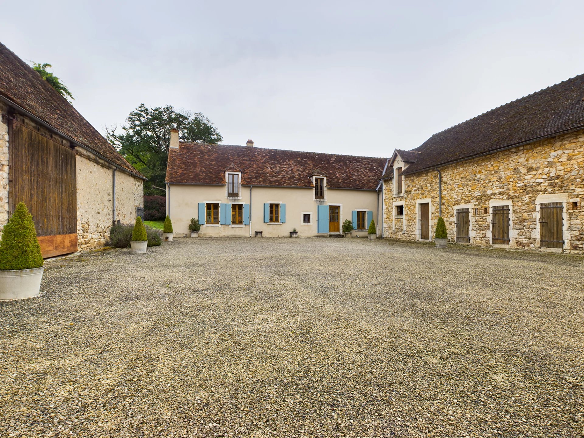 Classic farmhouse, huge barns, pool and 4 hectares!, Centre – France – BVI79802
