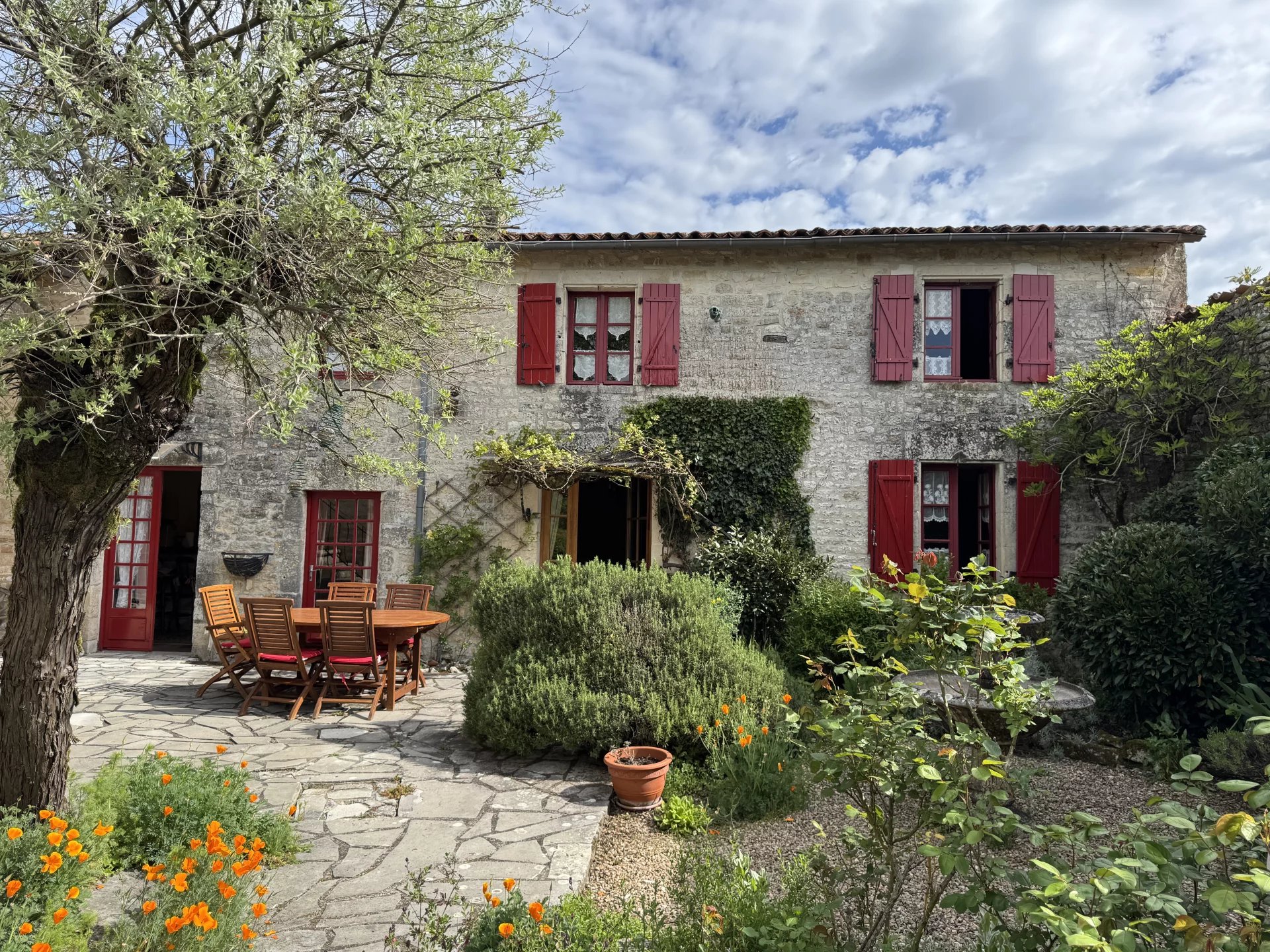 Charming country cottage with courtyard and annexe, Poitou-Charentes – France – BVI80461