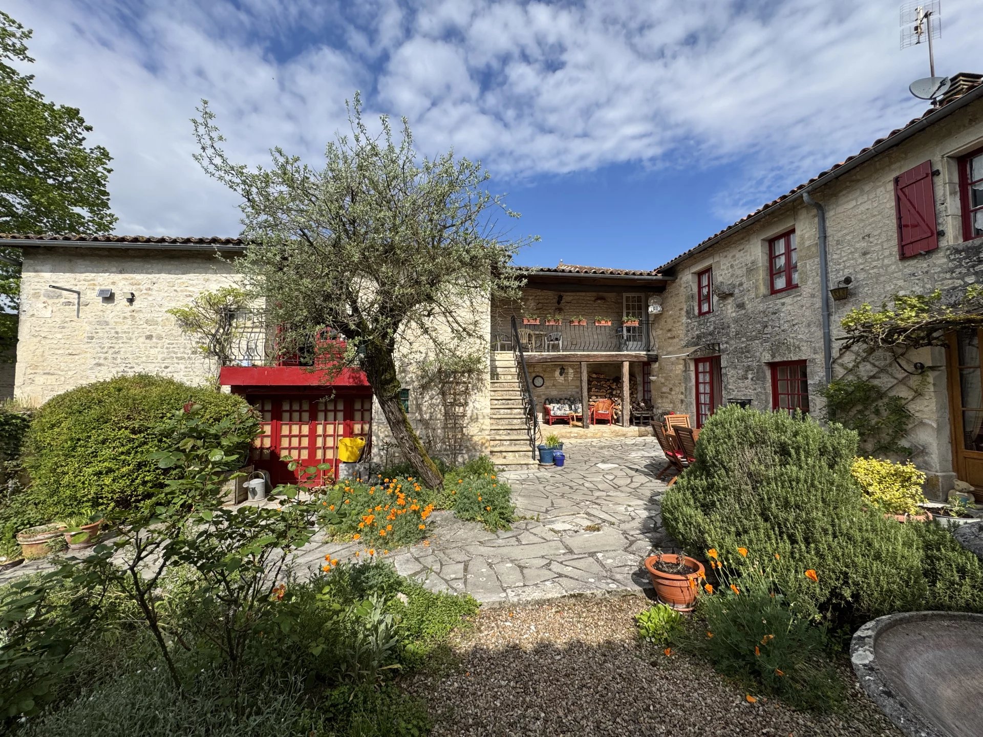 Charming country cottage with courtyard and annexe, Poitou-Charentes – France – BVI80461