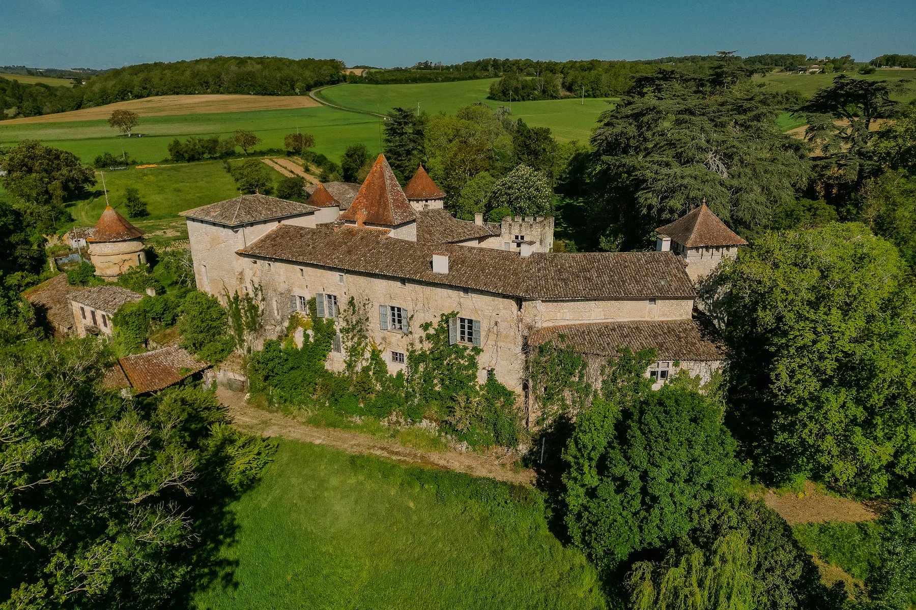 Superb medieval castle steeped in history, surrounded by over 200 hectares of grounds, Midi-Pyrénées – France – BVI68228