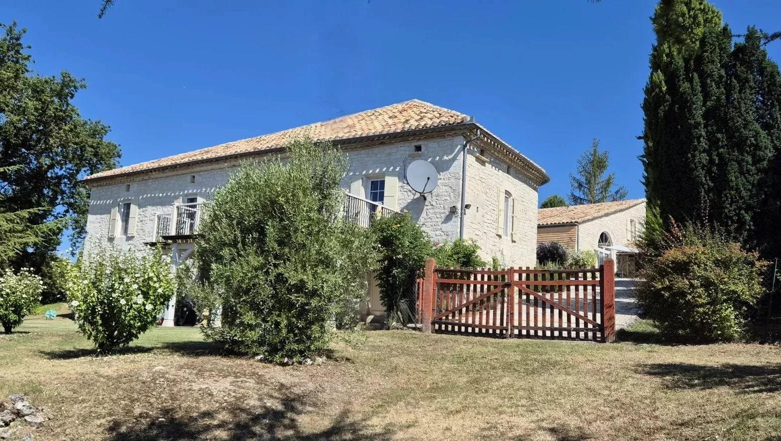 Ensemble of stone house and stone guest cottage with swimming pool, Midi-Pyrénées – France – BVI66202