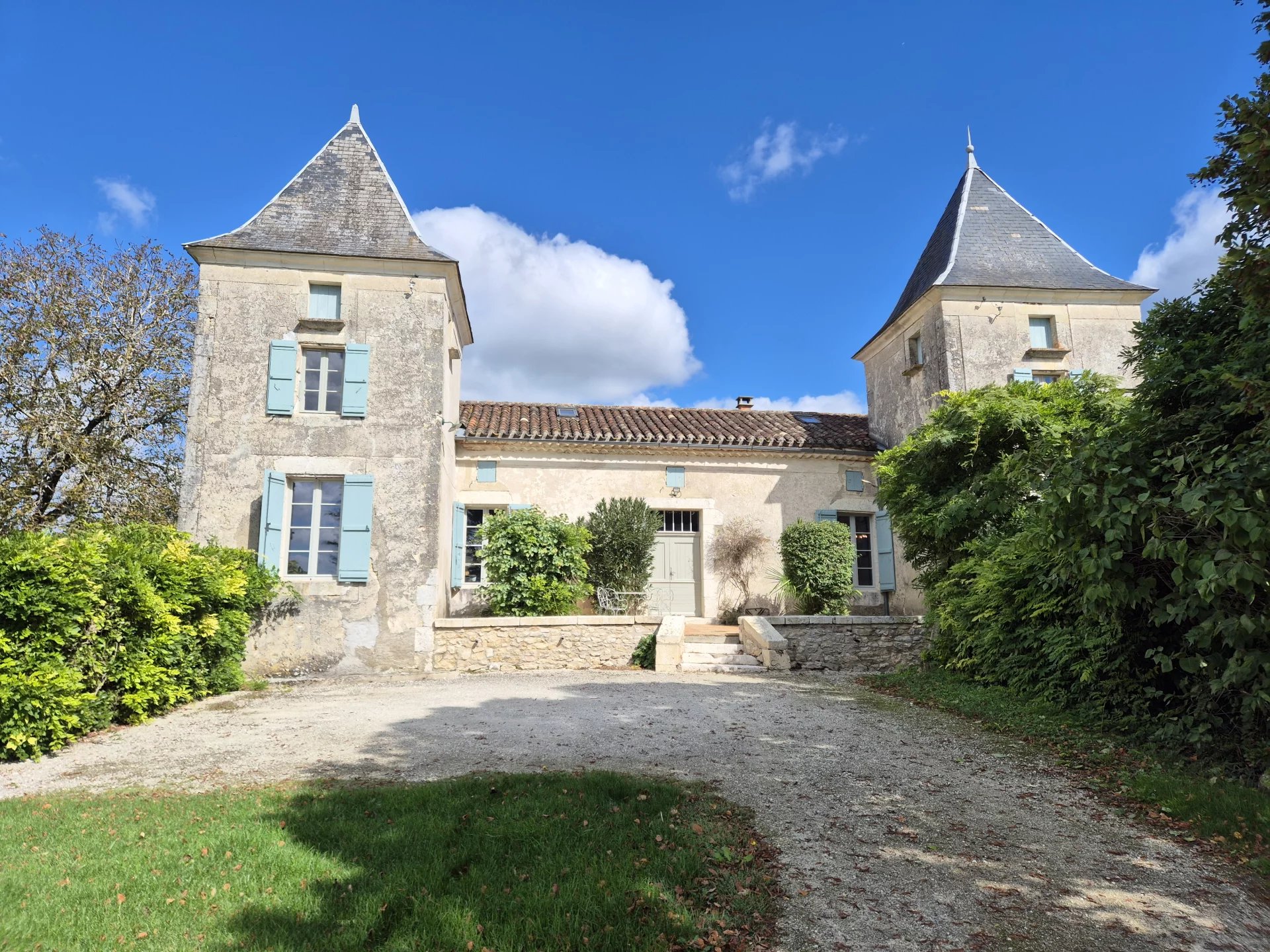 Charming stone country estate with pool and outbuilding, Aquitaine – France – BVI76189