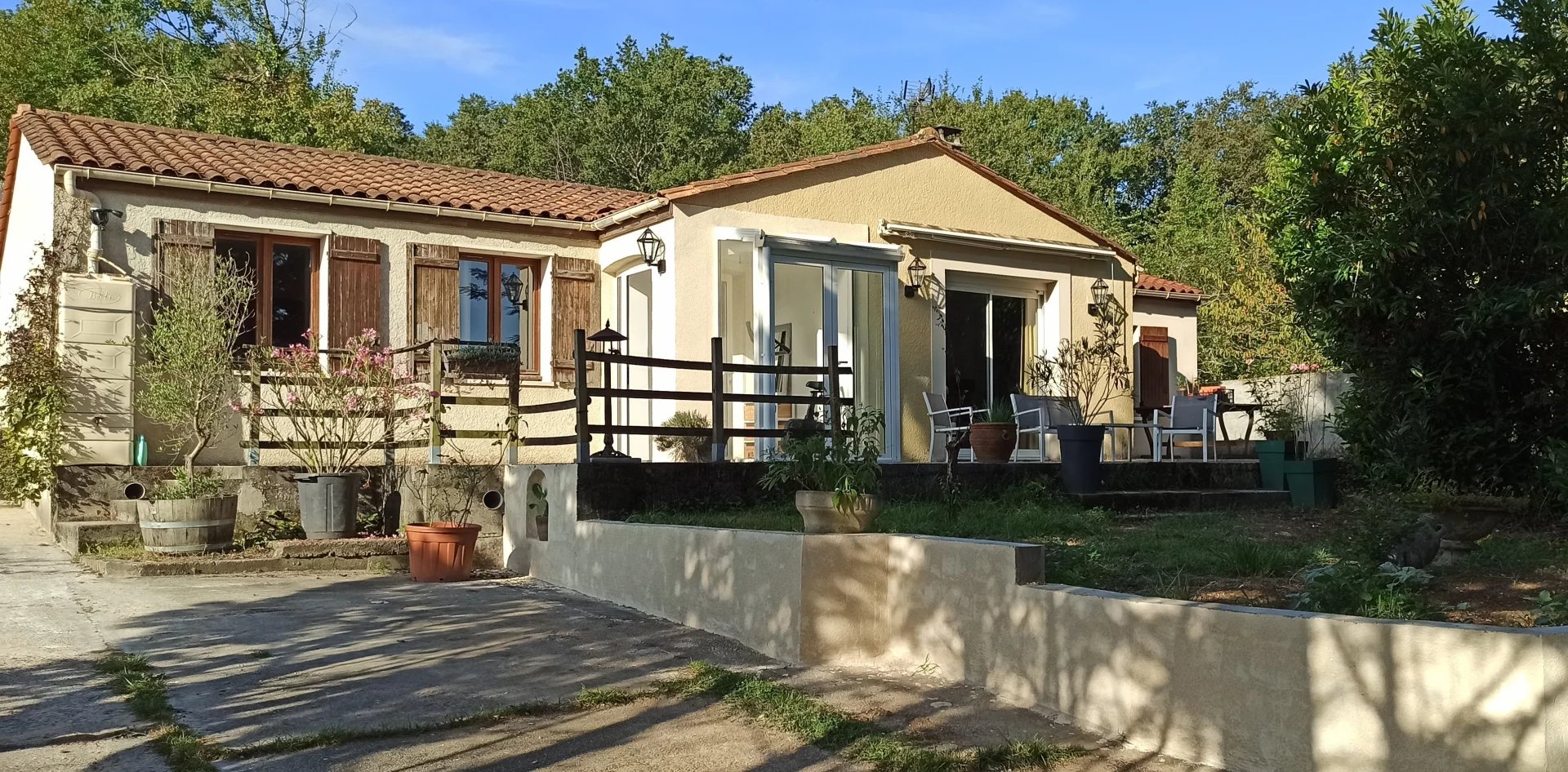 Charming bungalow in sought-after village, Poitou-Charentes – France – BVI78399