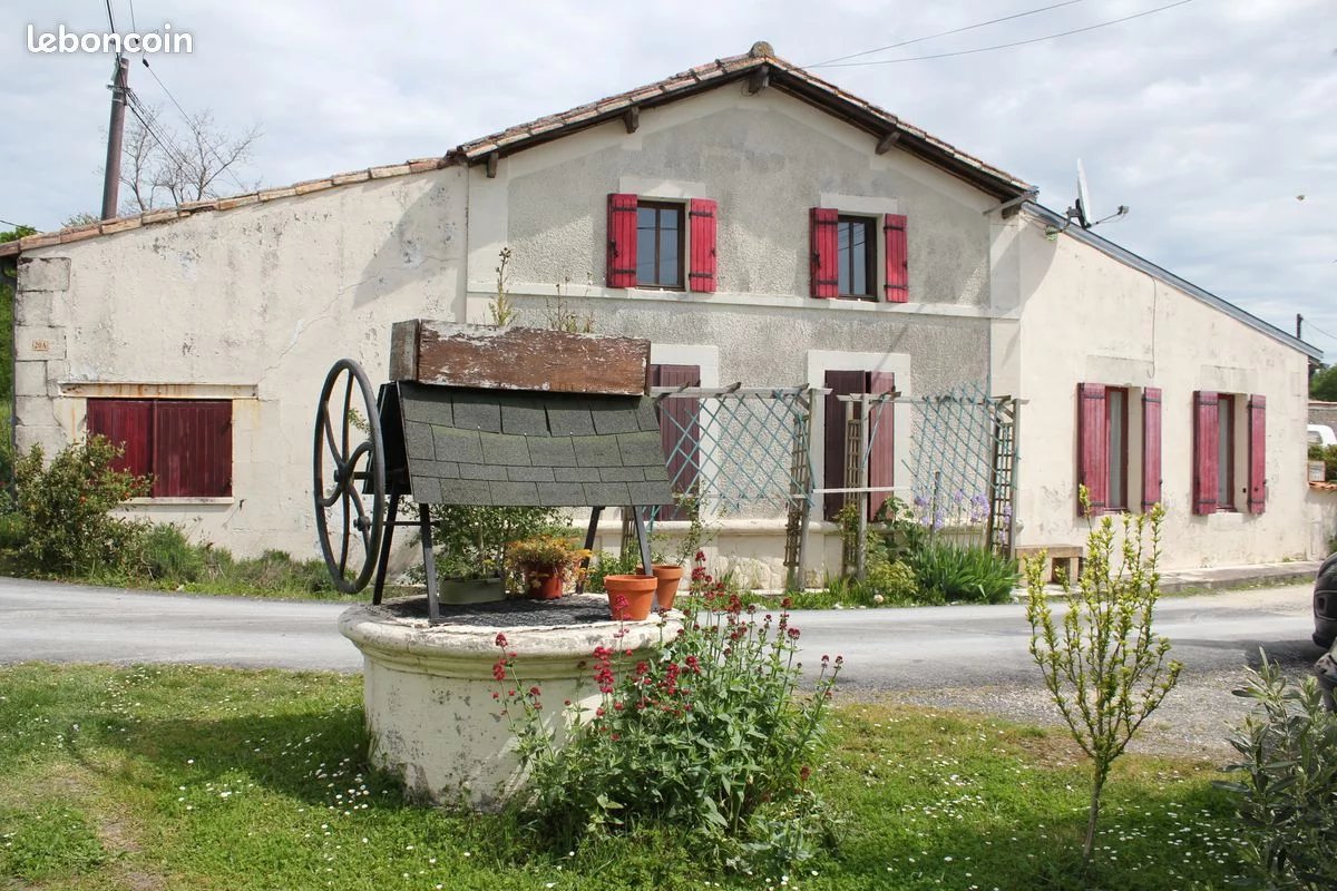 Charentaise house with workshop, carport for 2 cars, outbuilding to be renovated, Poitou-Charentes – France – BVI70481