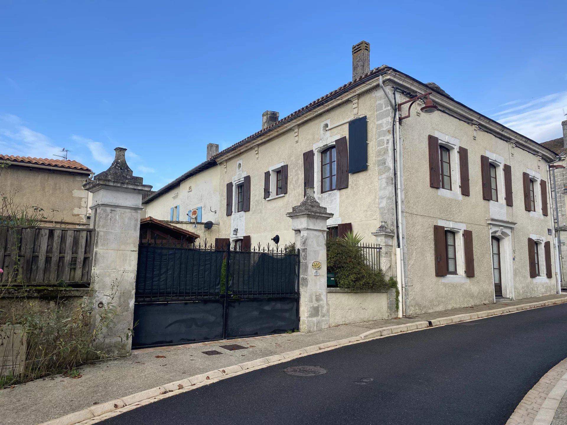 Impressive house in popular village, Poitou-Charentes – France – BVI77417