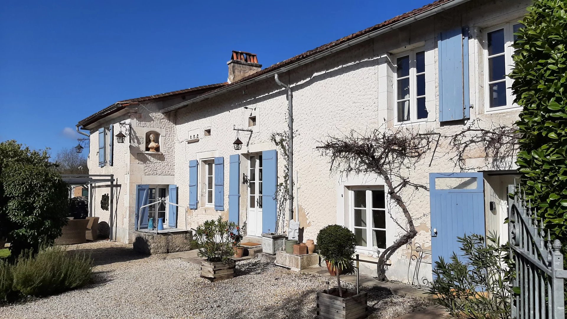 Beautiful village house with guest accommodation and barns, Aquitaine – France – BVI72747