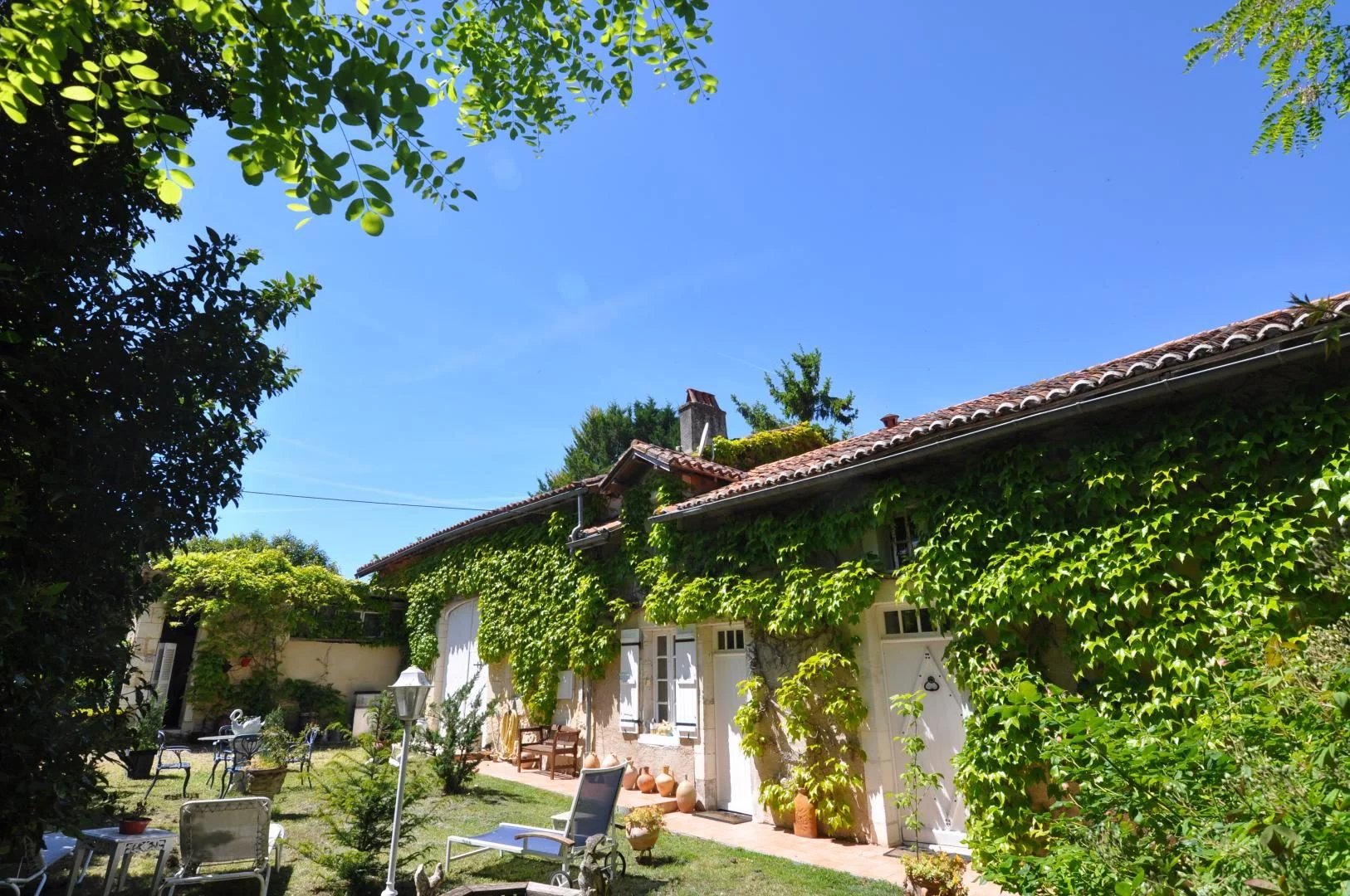 3 bed farmhouse near to Aubeterre, Poitou-Charentes – France – BVI73586