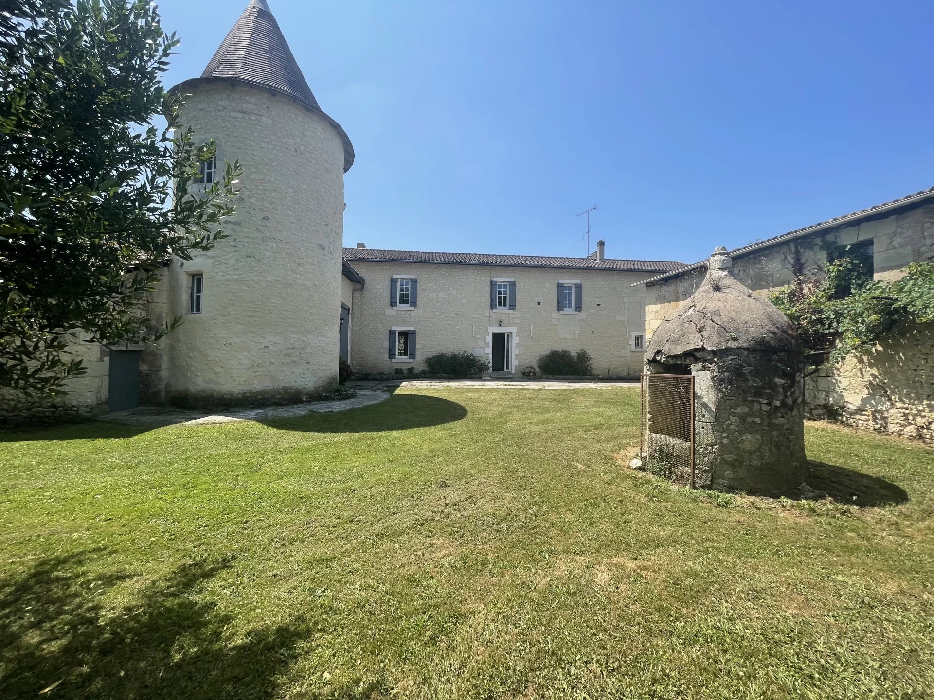 Attractive historic family home, Poitou-Charentes – France – BVI76207