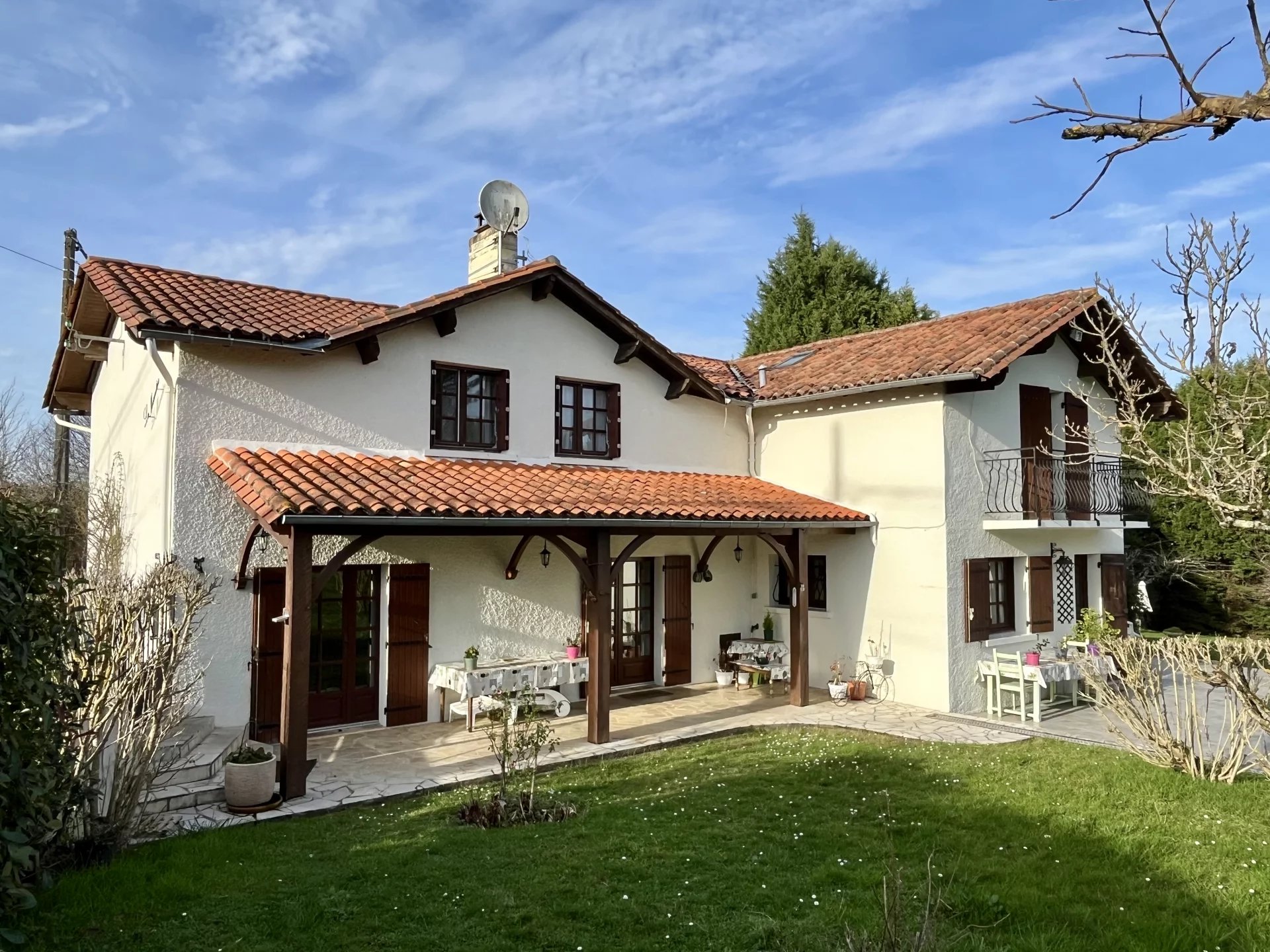 Detached 6 bedroom house located at edge of popular village, Aquitaine – France – BVI73626