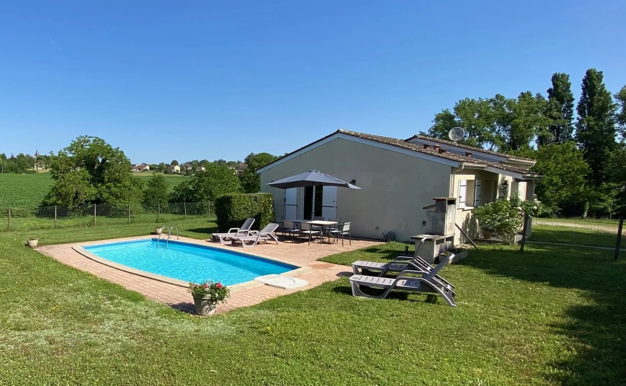 Modern single-storey house with swimming pool, Poitou-Charentes – France – BVI79345