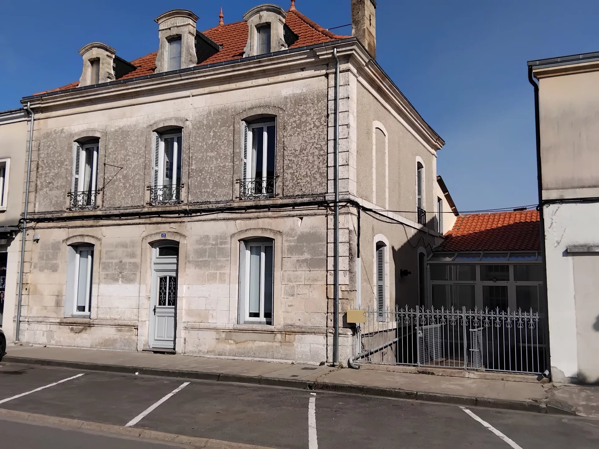 Impressive townhouse with 5 bedrooms and commercial space, Poitou-Charentes – France – BVI79327