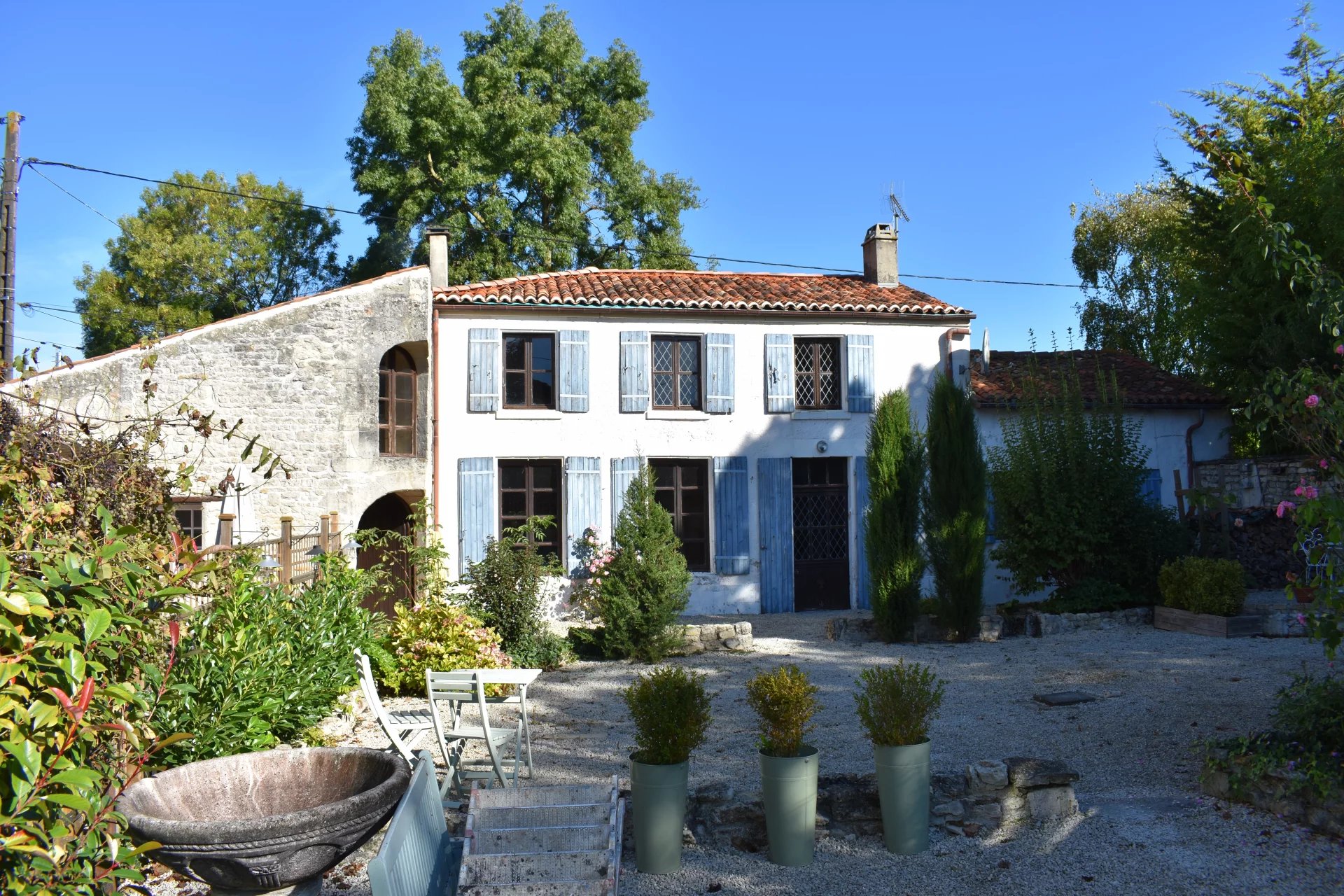 Beautiful, unique and characterful ensemble near Aulnay, Poitou-Charentes – France – BVI61191