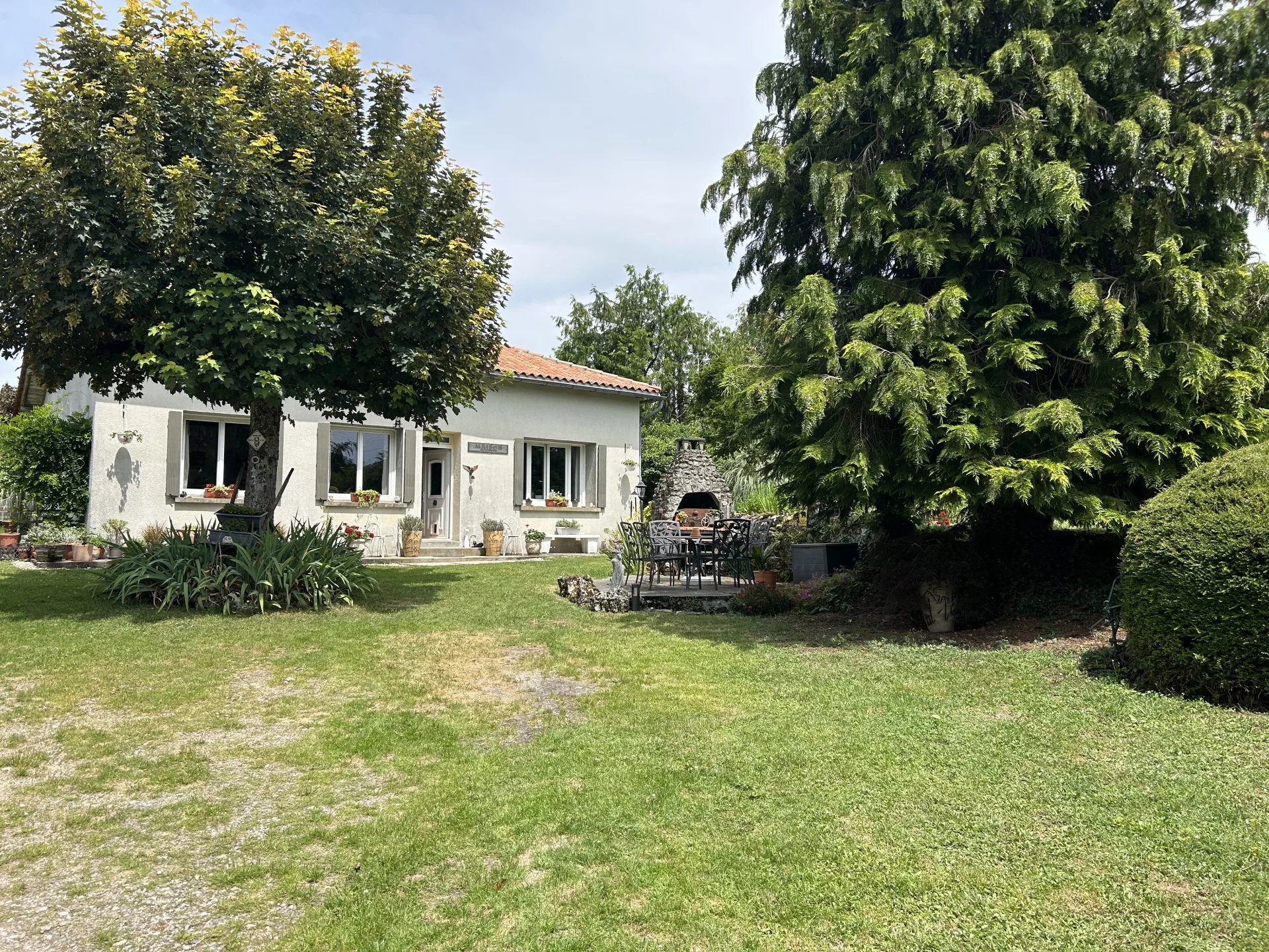 Detached 2 bed cottage in stunning gardens, Poitou-Charentes – France – BVI71116