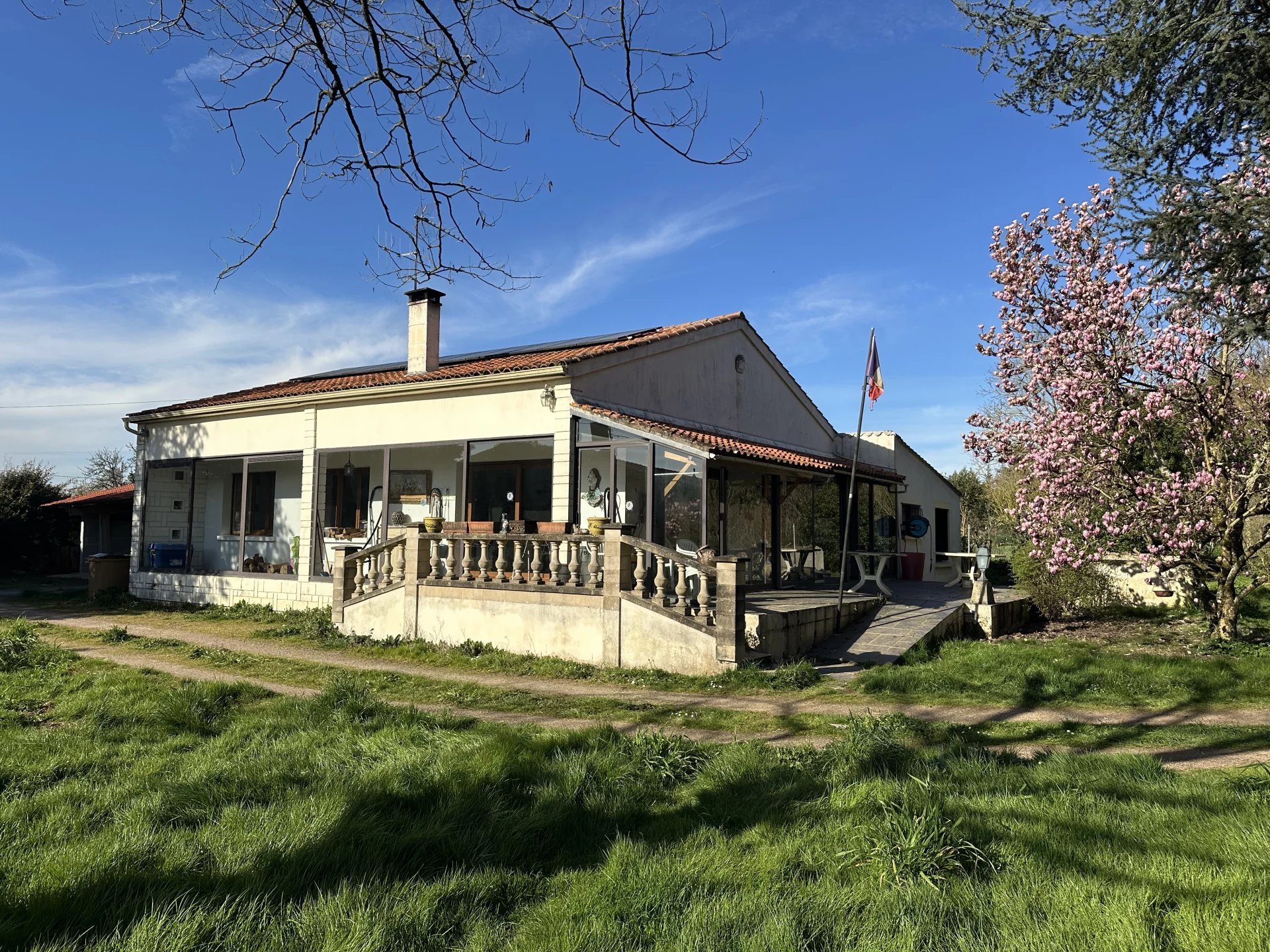 Spacious 2 bedroom bungalow plus 1 bed annex in lovely setting, Poitou-Charentes – France – BVI80055