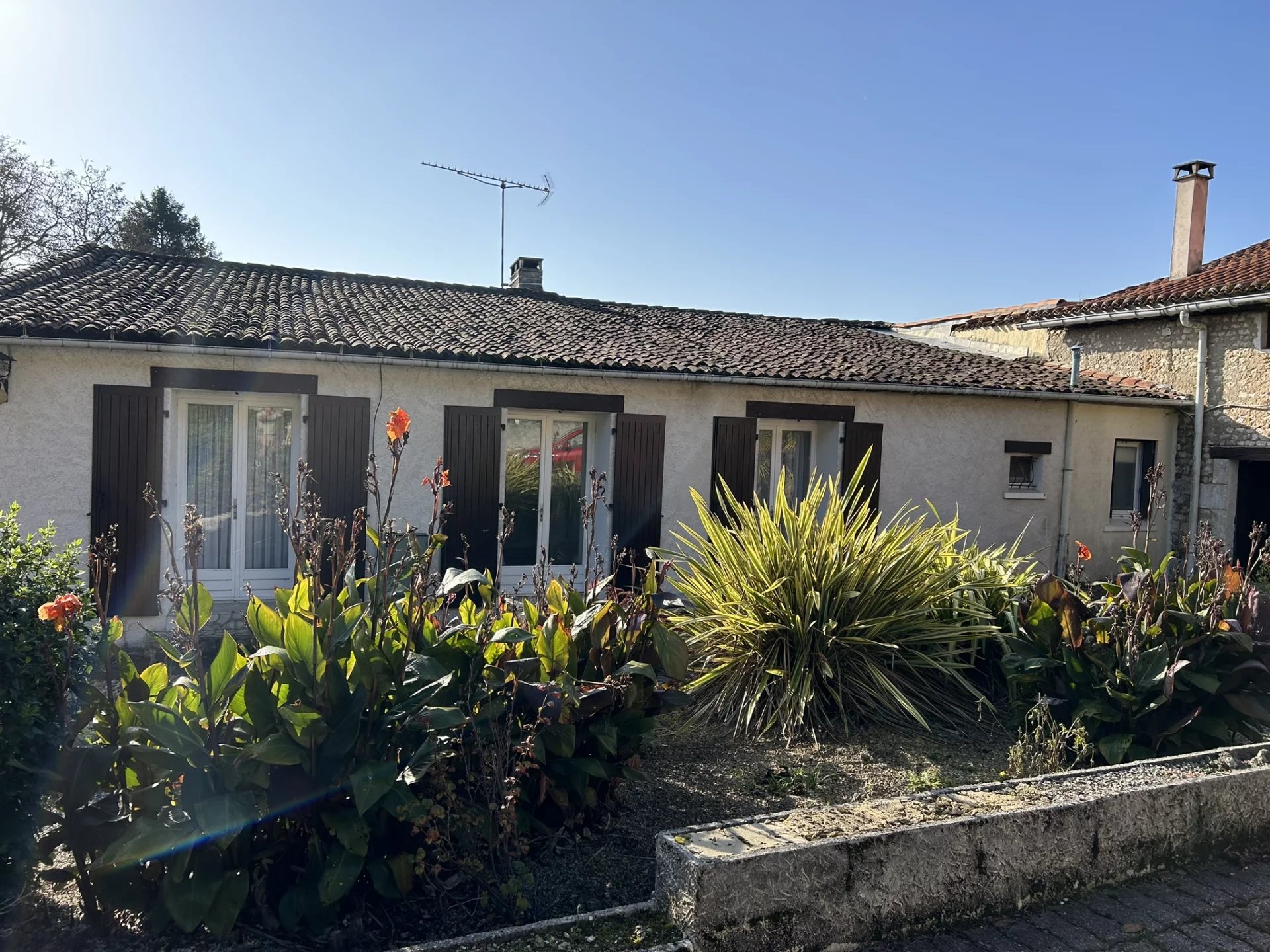 Deceptively Spacious 3/4 bed house with outbuildings and views, Poitou-Charentes – France – BVI77975