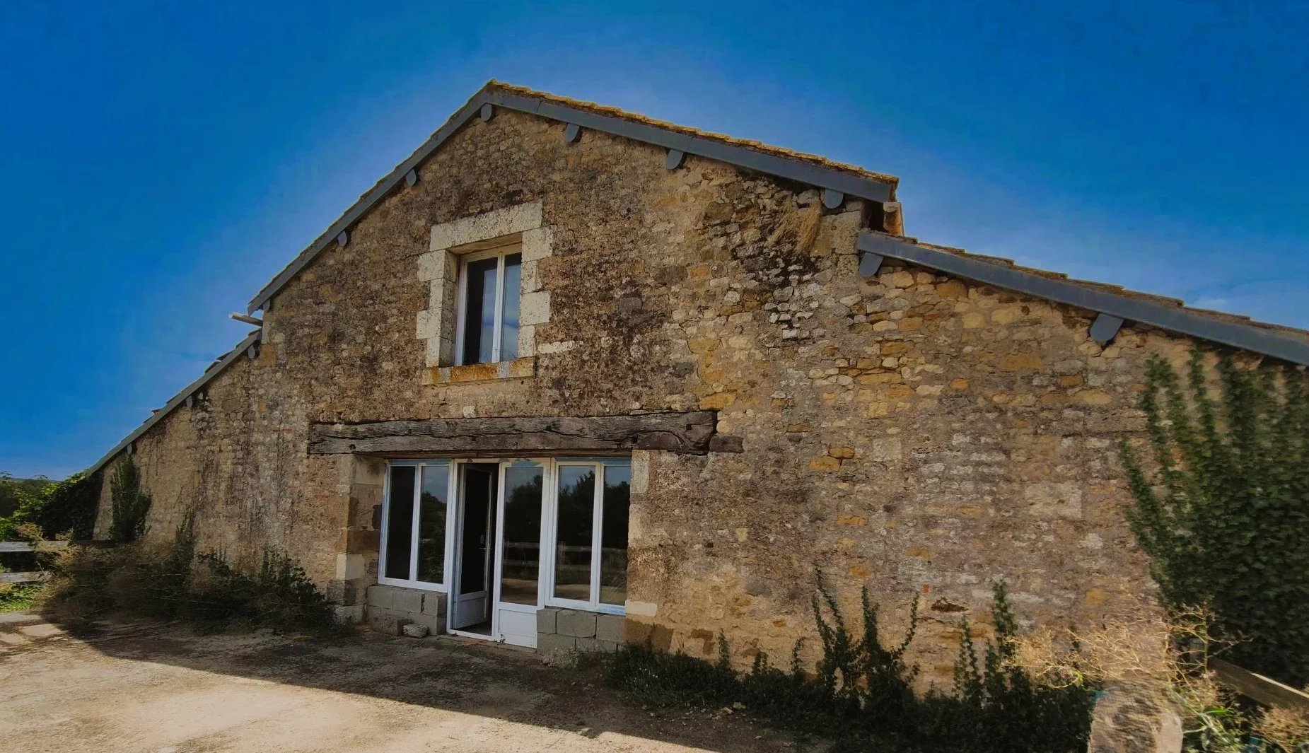 Barn conversion project to continue, Pays de la Loire – France – BVI71649