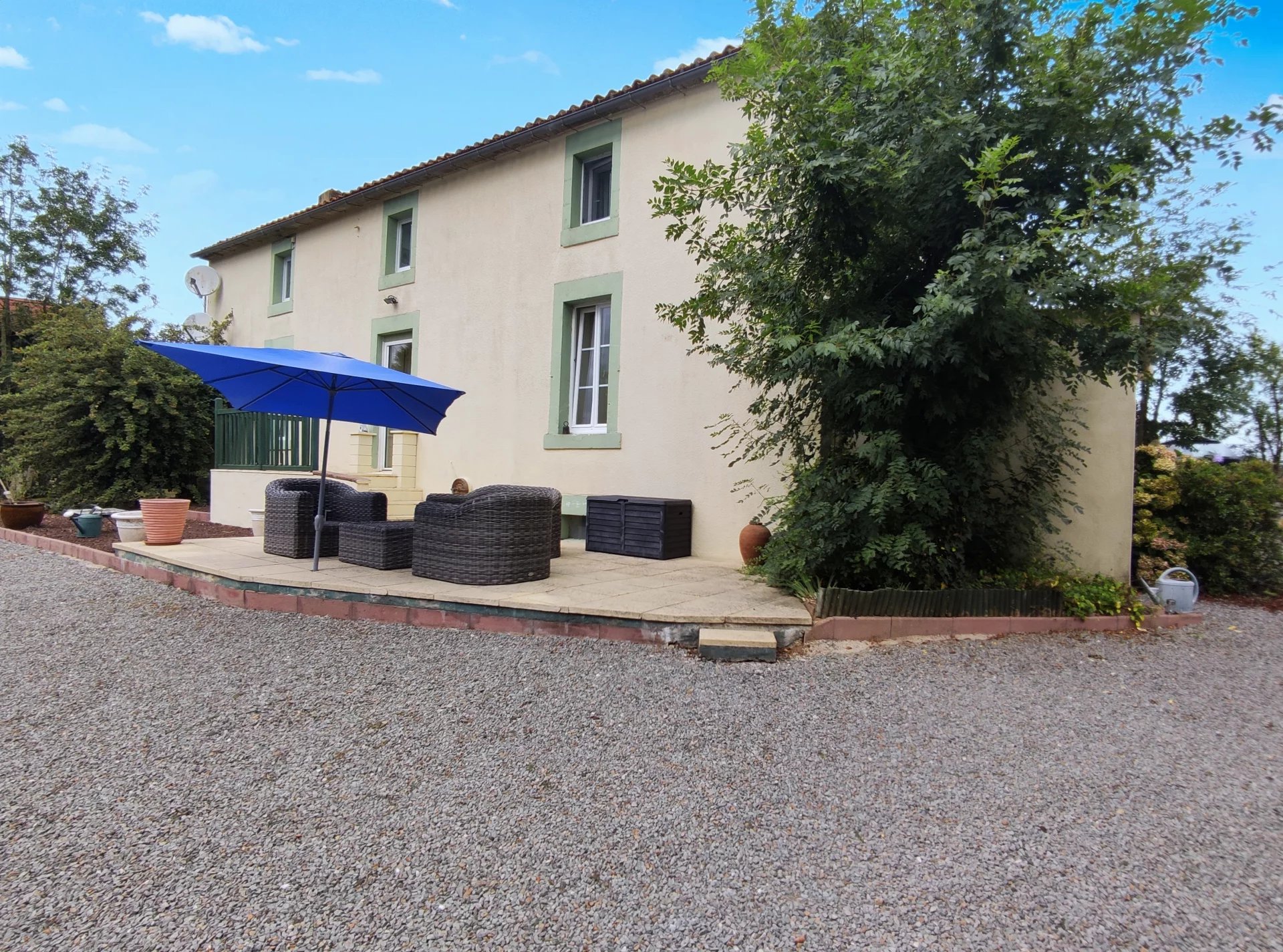 Substantial 3 bed farm house with beautiful garden, Pays de la Loire – France – BVI77019