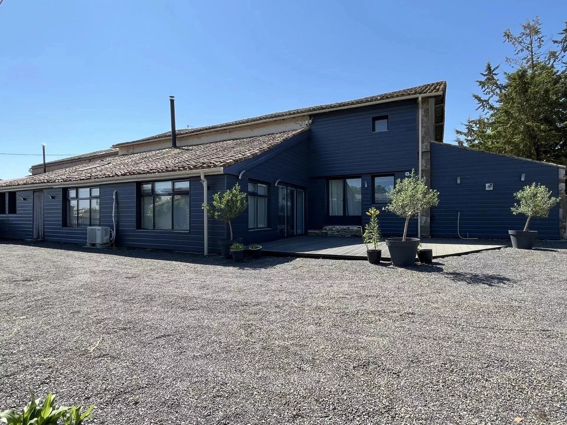 Off grid, fabulous light and airy barn conversion, Poitou-Charentes – France – BVI72143