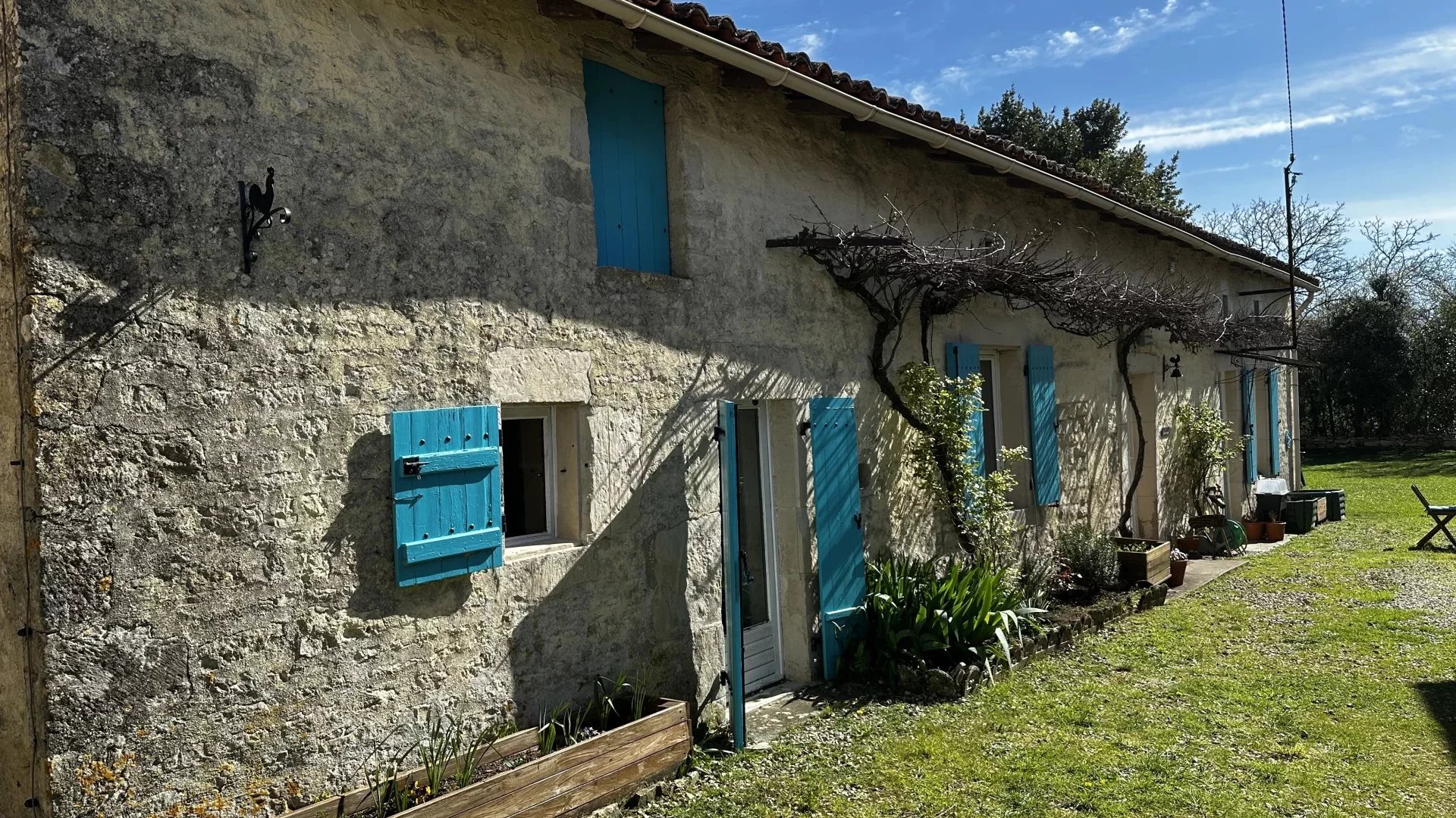 Pretty cottage located in an active hamlet, Poitou-Charentes – France – BVI75539