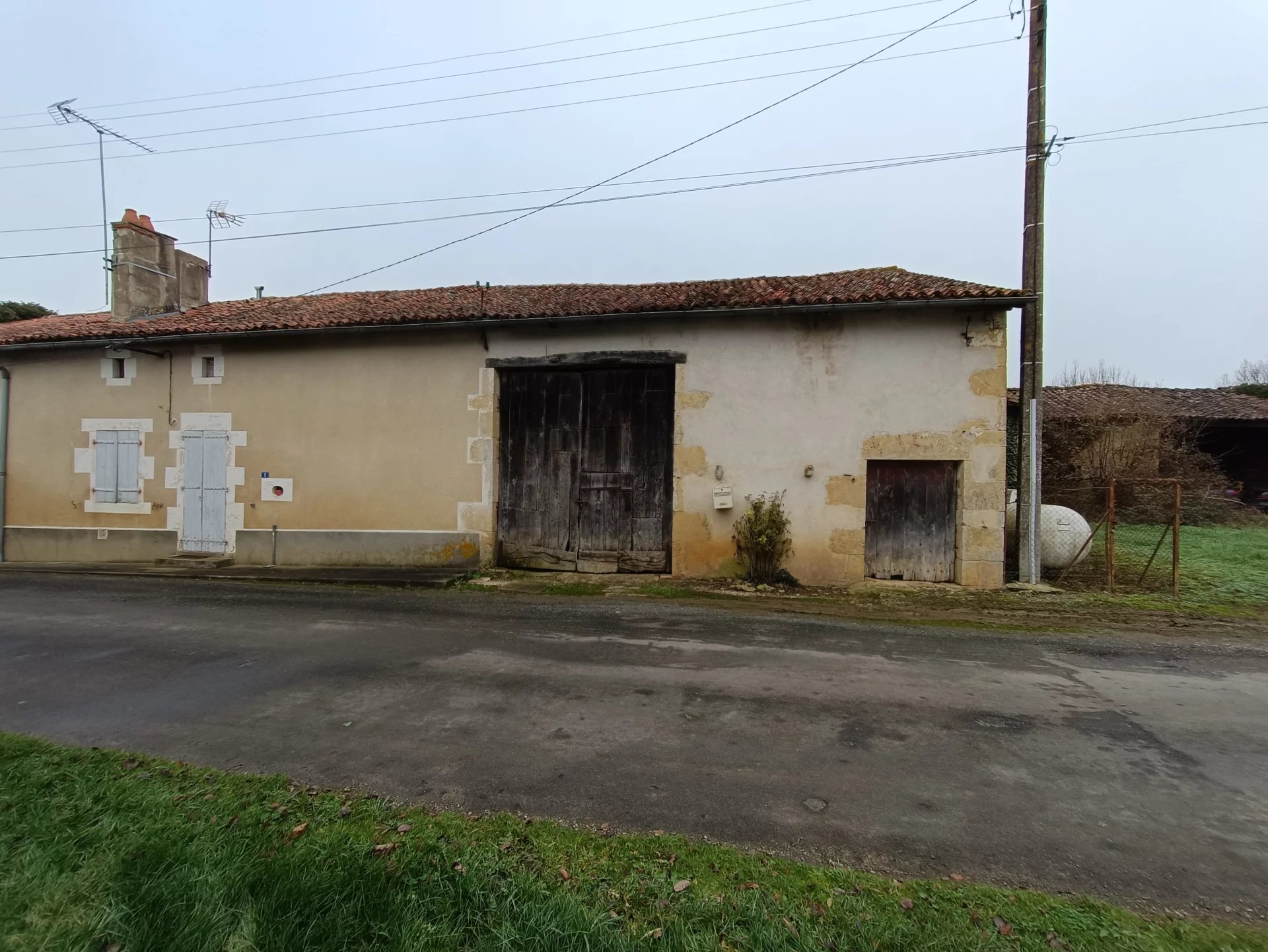 Farmhouse to renovate with a hectare of land, Poitou-Charentes – France – BVI68096