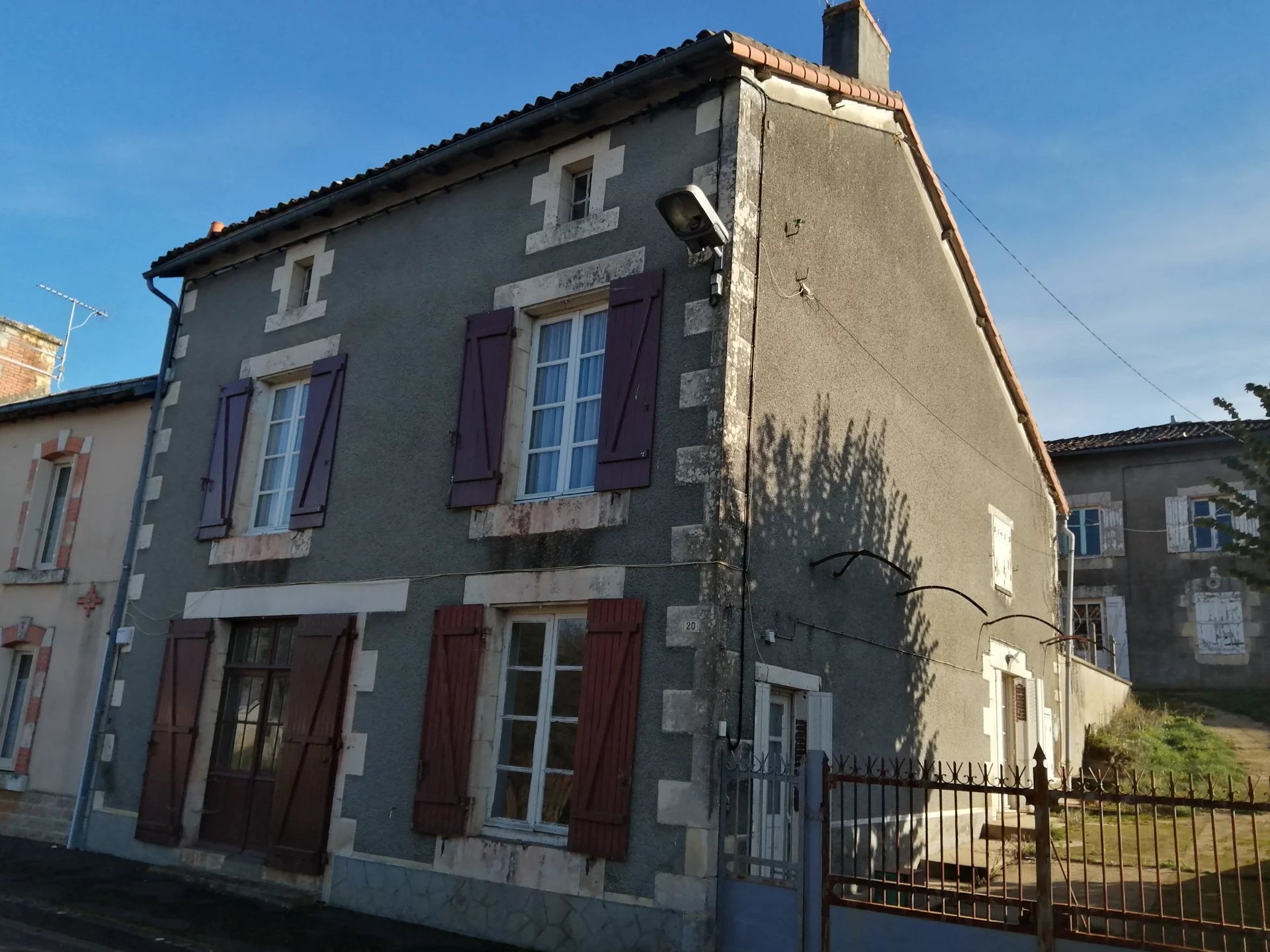 Village house to renovate, Poitou-Charentes – France – BVI73146