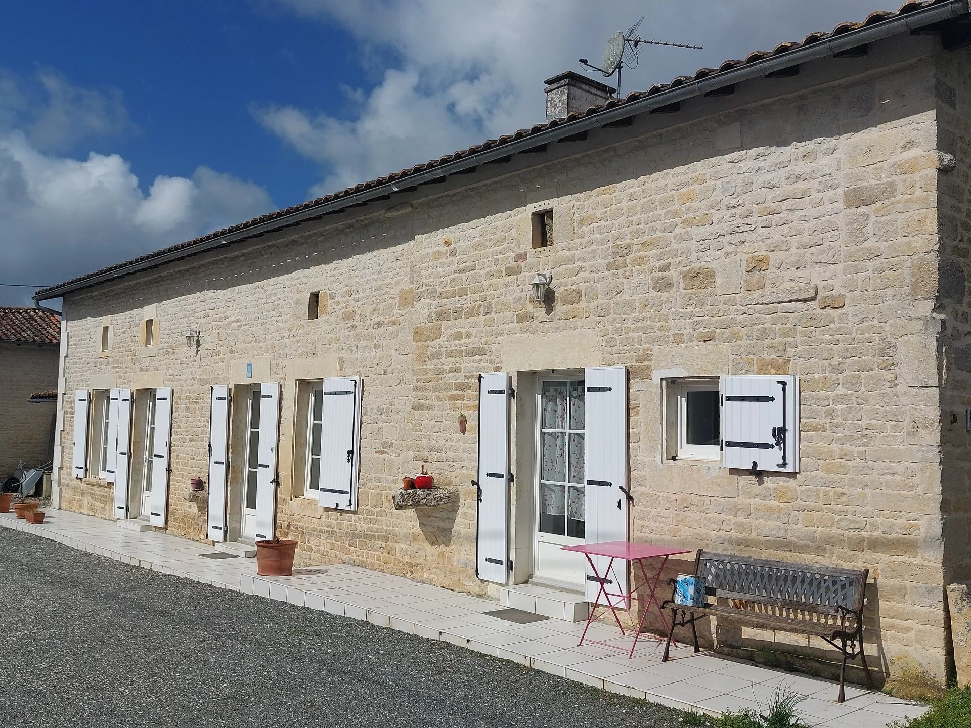 Pretty stone longère with large garage and garden, Poitou-Charentes – France – BVI69643