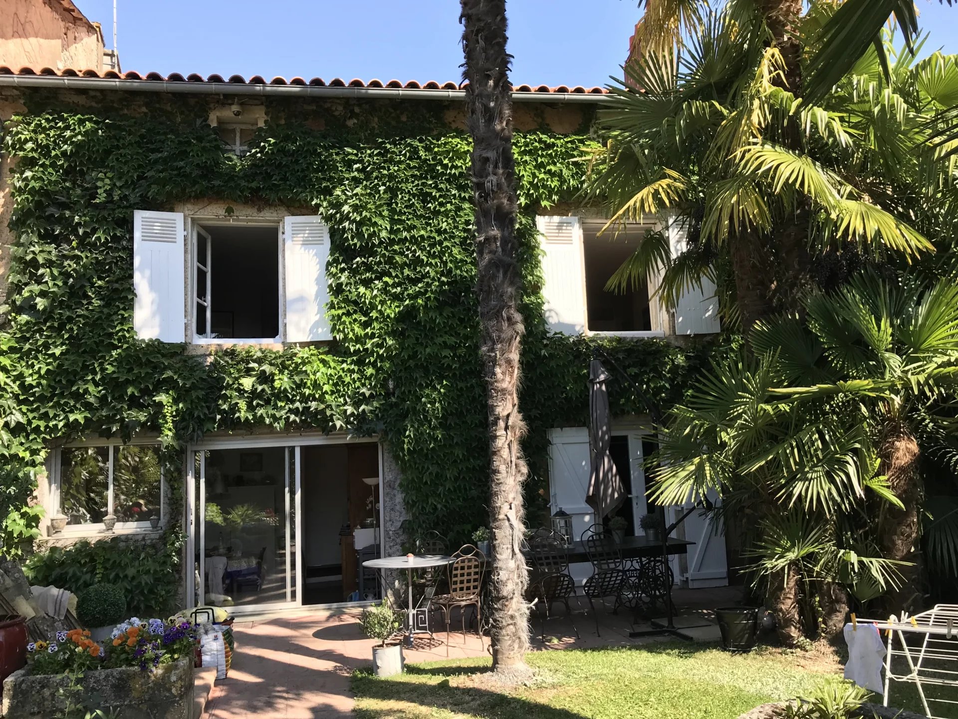 A very charming 5 bedroom townhouse within walking distance of all amenities, Poitou-Charentes – France – BVI67750