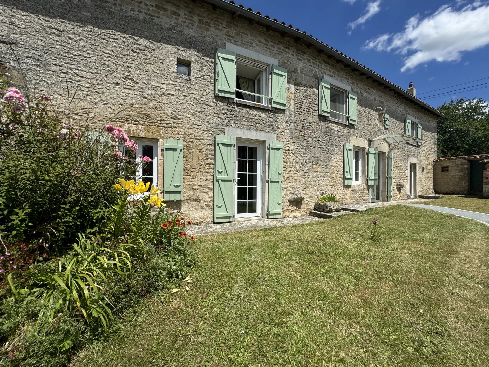 Beautiful 3-bedroom character property with outbuilding, Poitou-Charentes – France – BVI75851