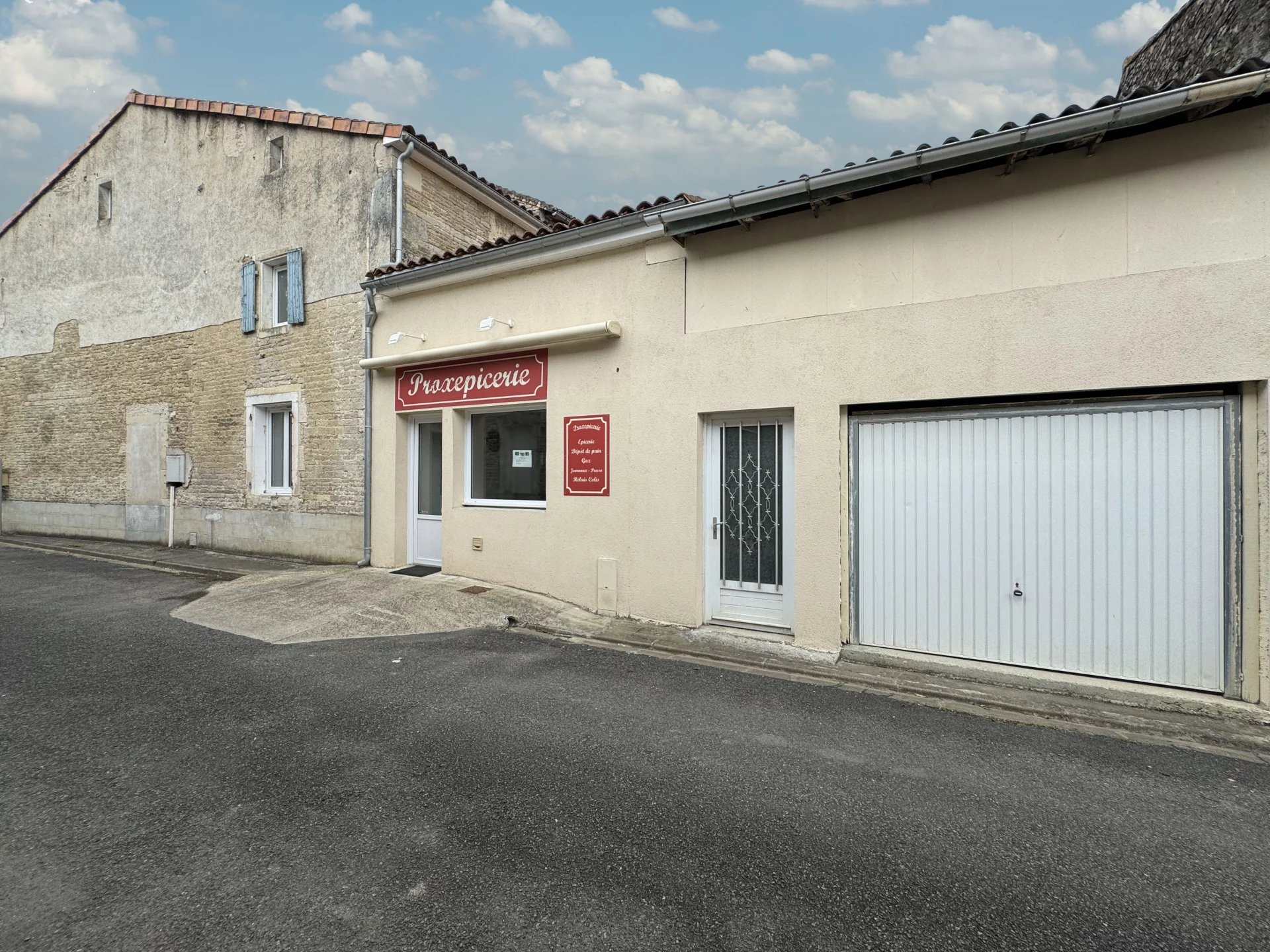 A local shop with a garage and possibility of a 3 bedroom property, Poitou-Charentes – France – BVI75412